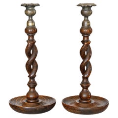Paire de chandeliers anciens en chêne tigré anglais, vers 1900
