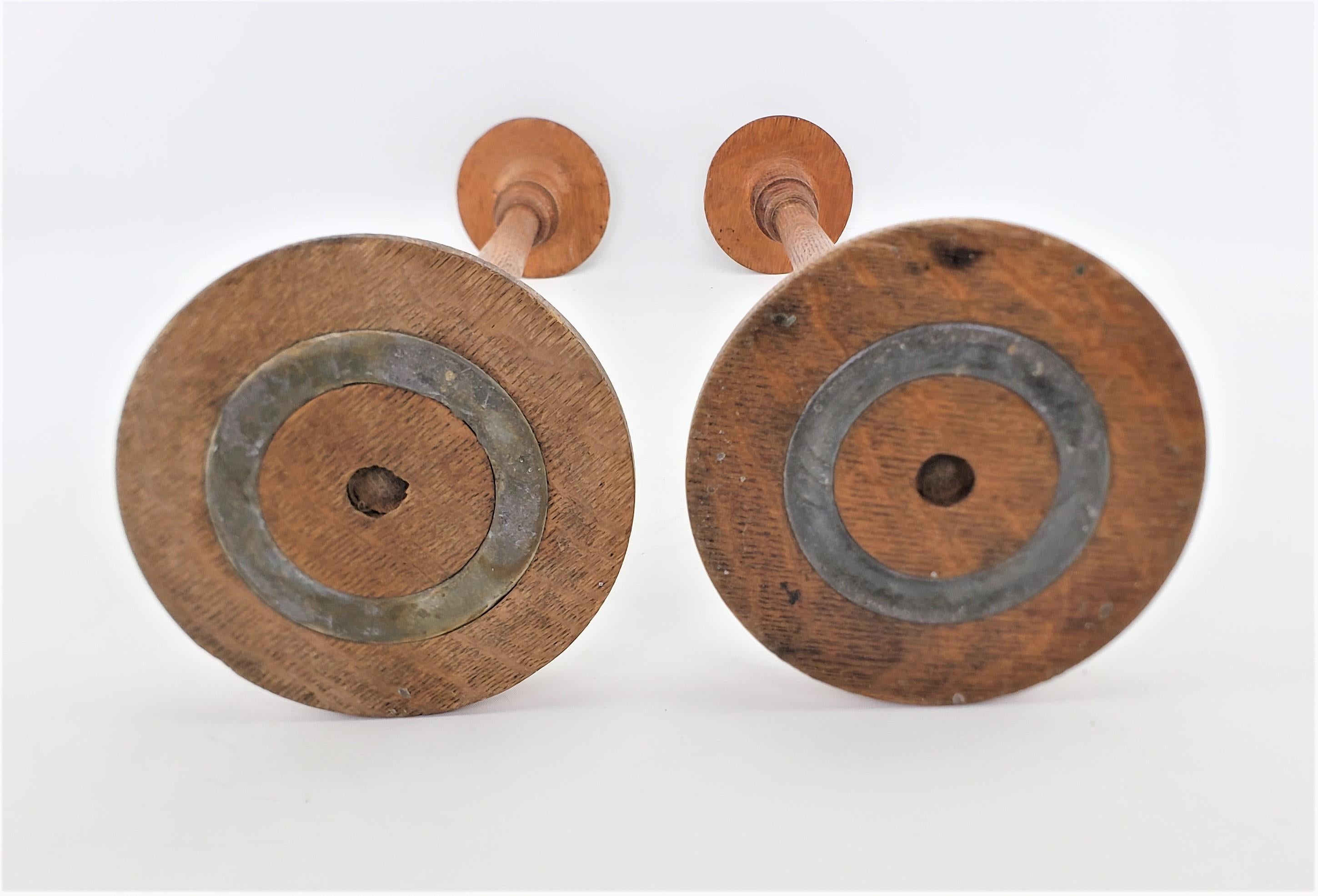 Paar antike englische Mercantile-Hutständer aus gedrechselter Eiche mit gravierten Messingkappen im Angebot 2