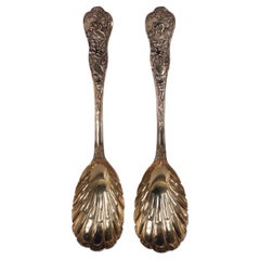Coppia di antichi cucchiai da tavola inglesi vittoriani con caccia al cervo in argento dorato 1886
