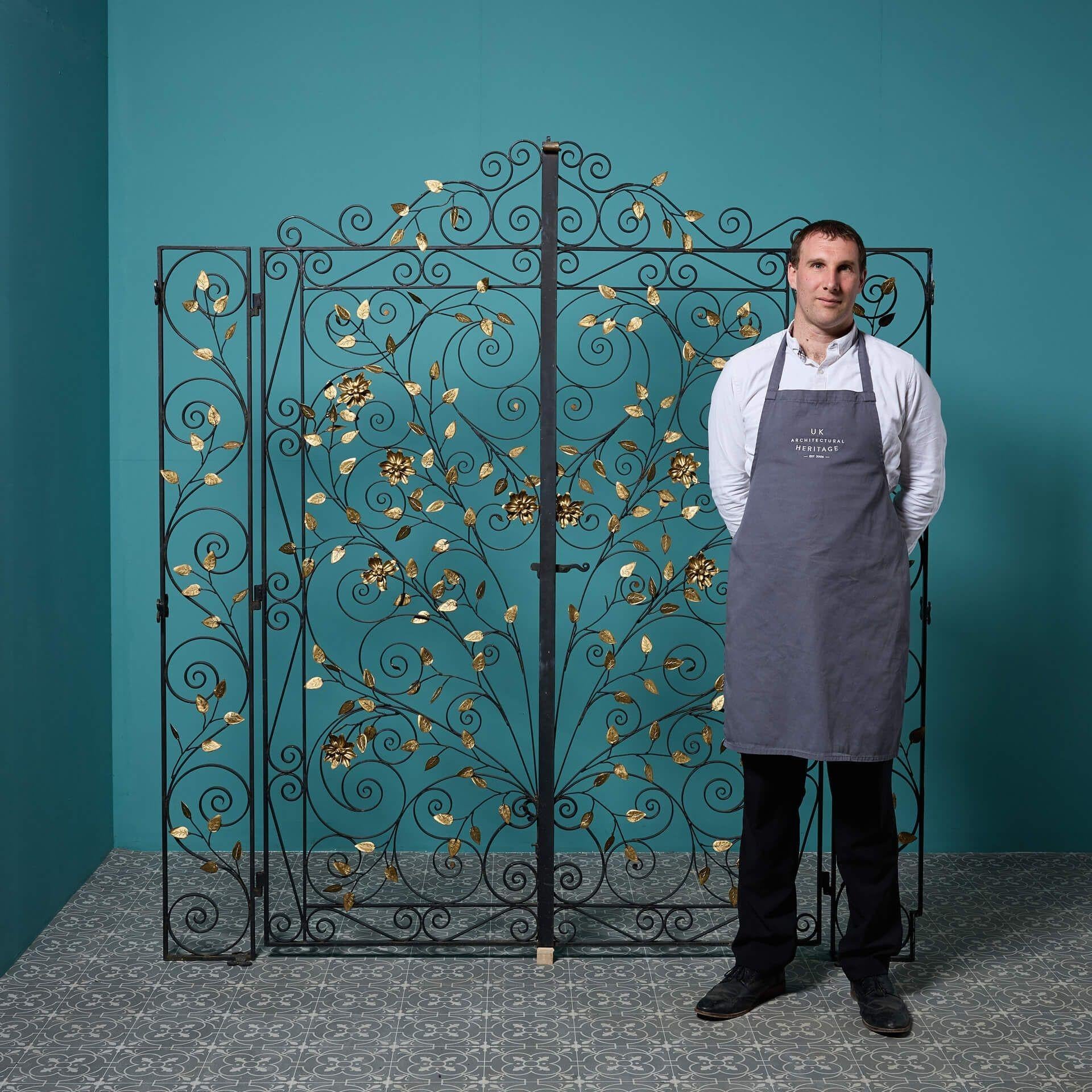 Une superbe paire de grilles de jardin en fer forgé anglaises anciennes, décorées à la feuille d'or. 

Ces portails de jardin sont en bon état, fournis avec tous les éléments de charnière prêts à être suspendus.

Elégamment fabriqués à la main en