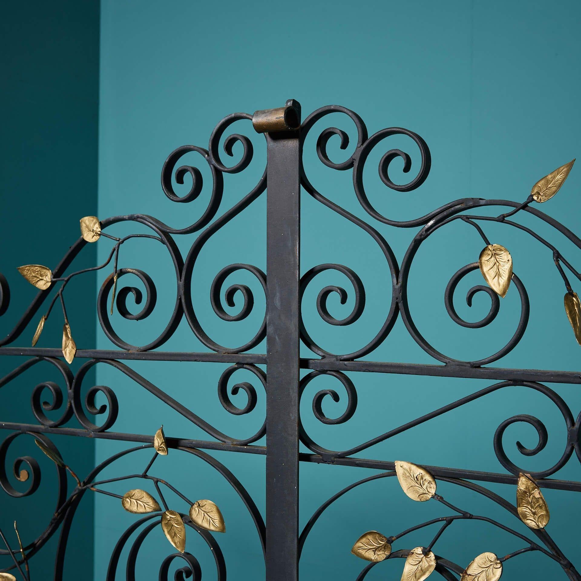 Georgien Paire de grilles de jardin en fer forgé anglaises anciennes en vente
