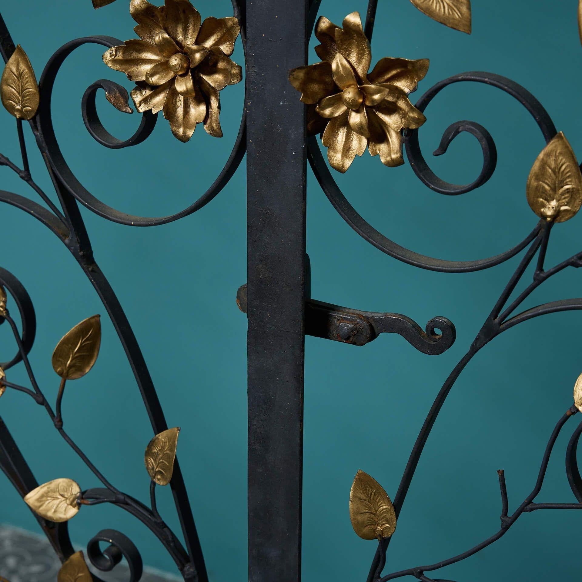 Paire de grilles de jardin en fer forgé anglaises anciennes État moyen - En vente à Wormelow, Herefordshire