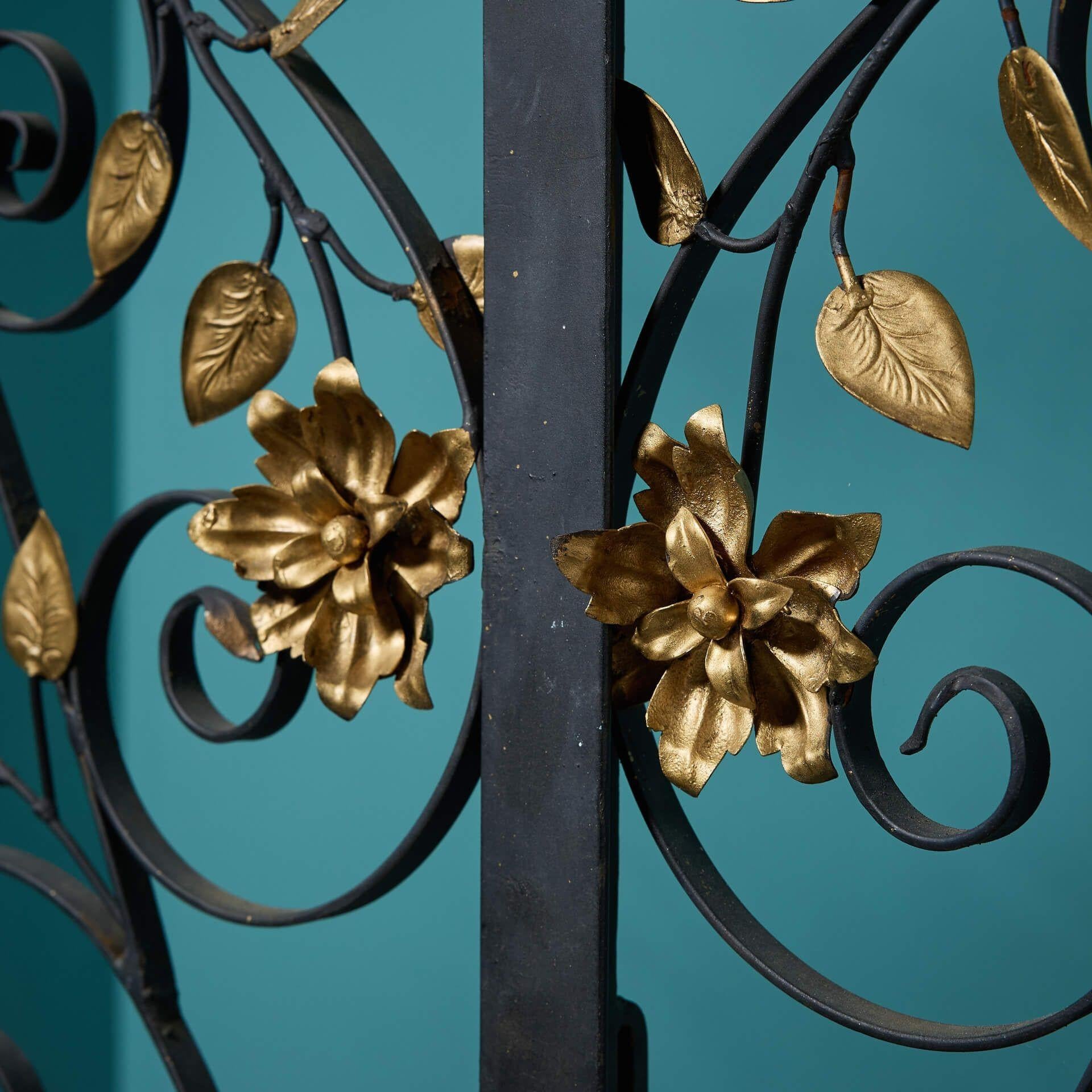 20ième siècle Paire de grilles de jardin en fer forgé anglaises anciennes en vente