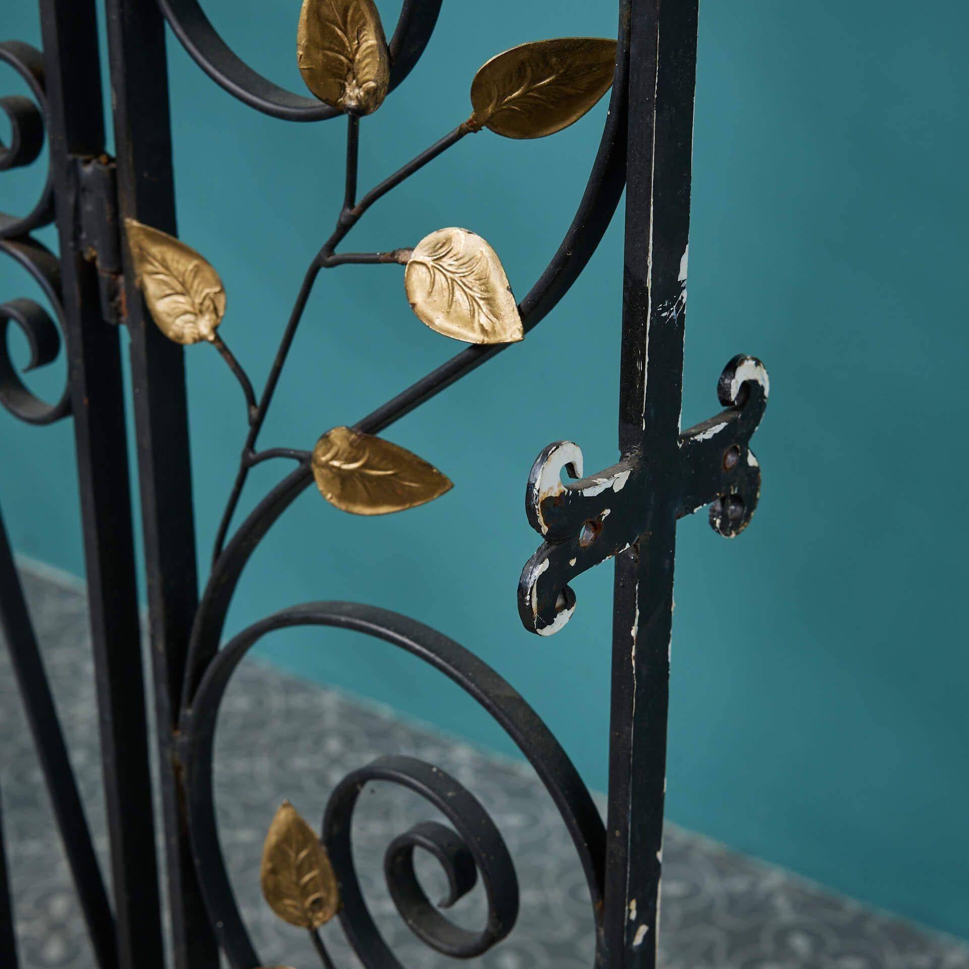 Métal Paire de grilles de jardin en fer forgé anglaises anciennes en vente
