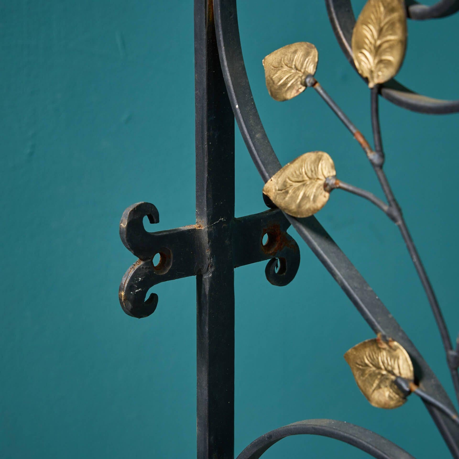 Paire de grilles de jardin en fer forgé anglaises anciennes en vente 1