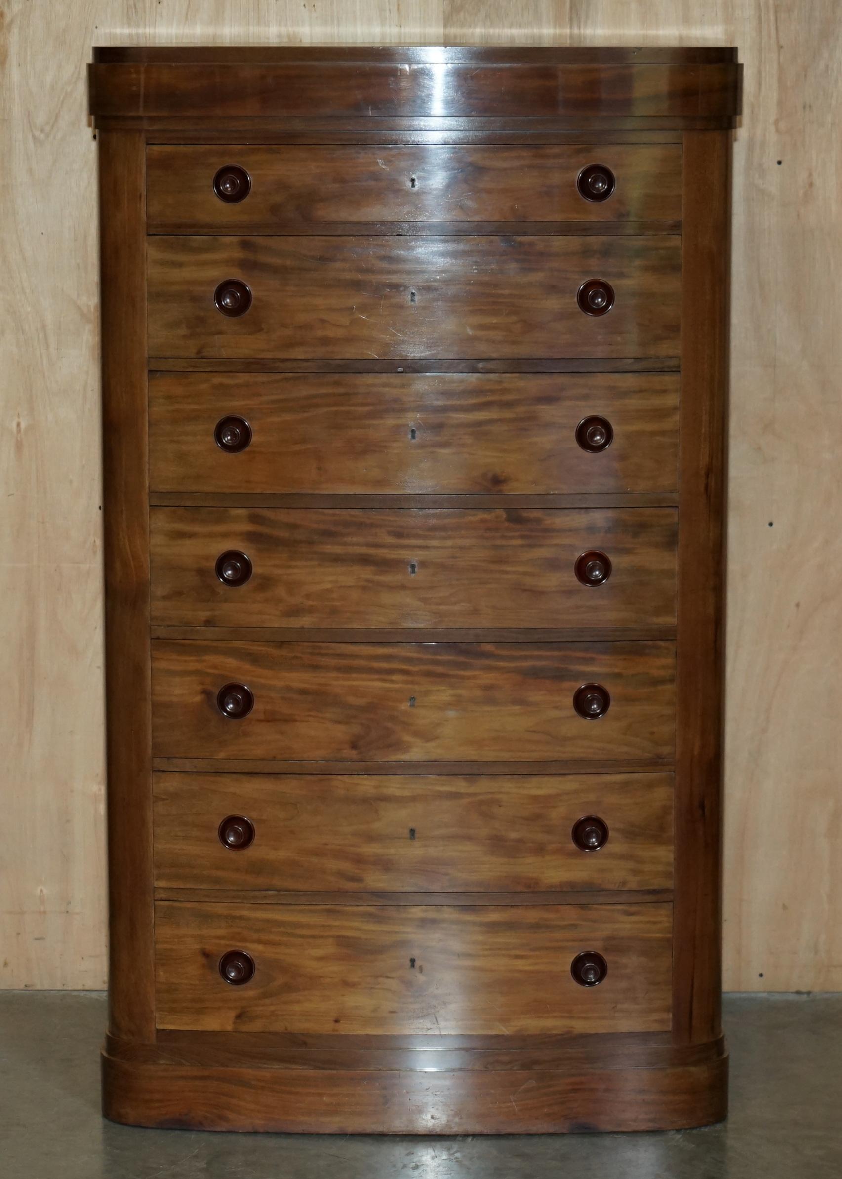 Country COPPIA DI CASSETTIERE ANTIQUE ESTATE MADE BOW FRONTED 168,5CM WALNUT TALLBOY in vendita