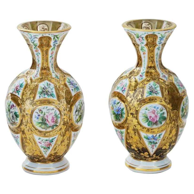 Paire de vases européens anciens en verre de Bohème