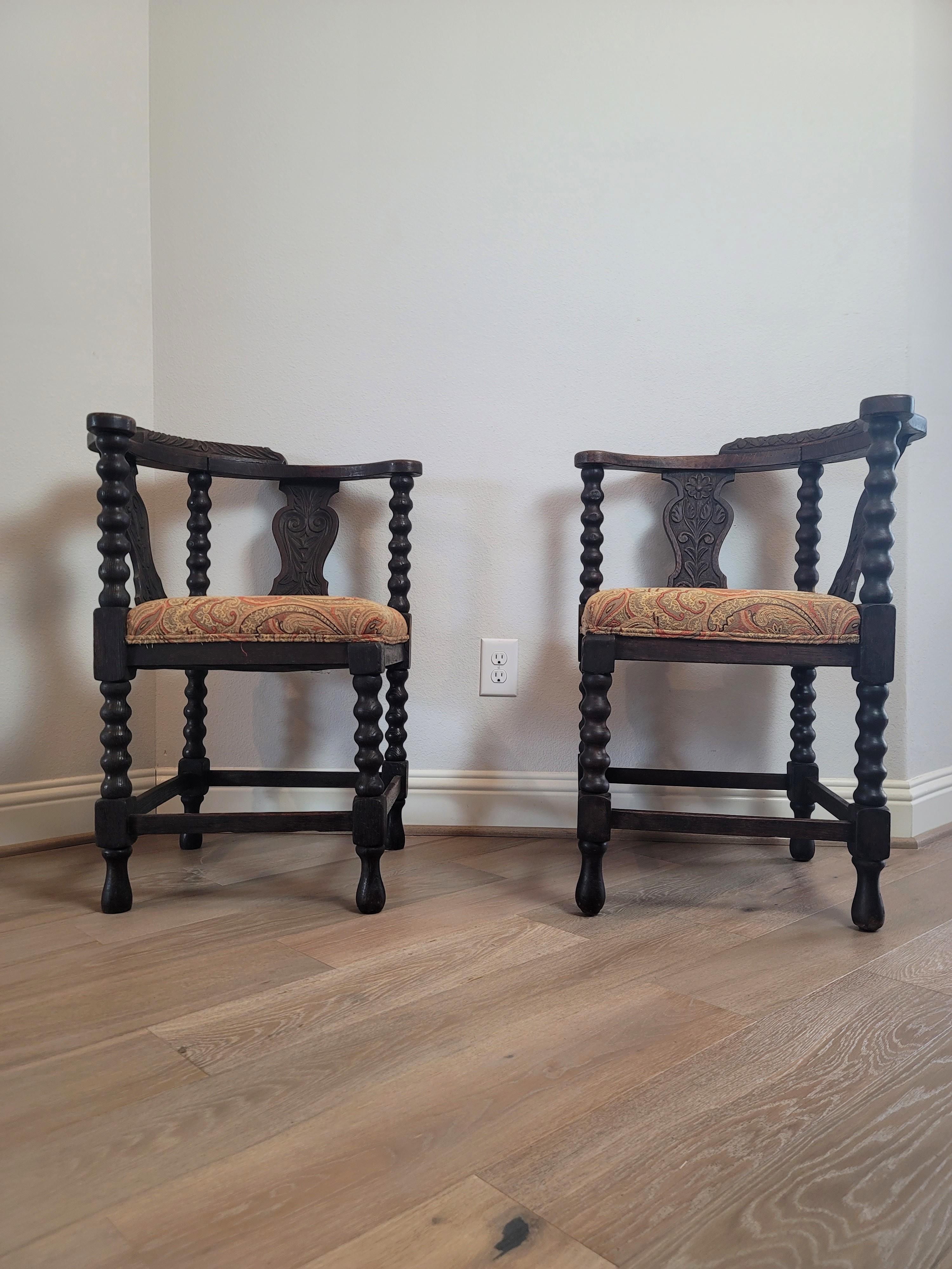 Paire d'anciennes chaises d'angle européennes sculptées en chêne en vente 7