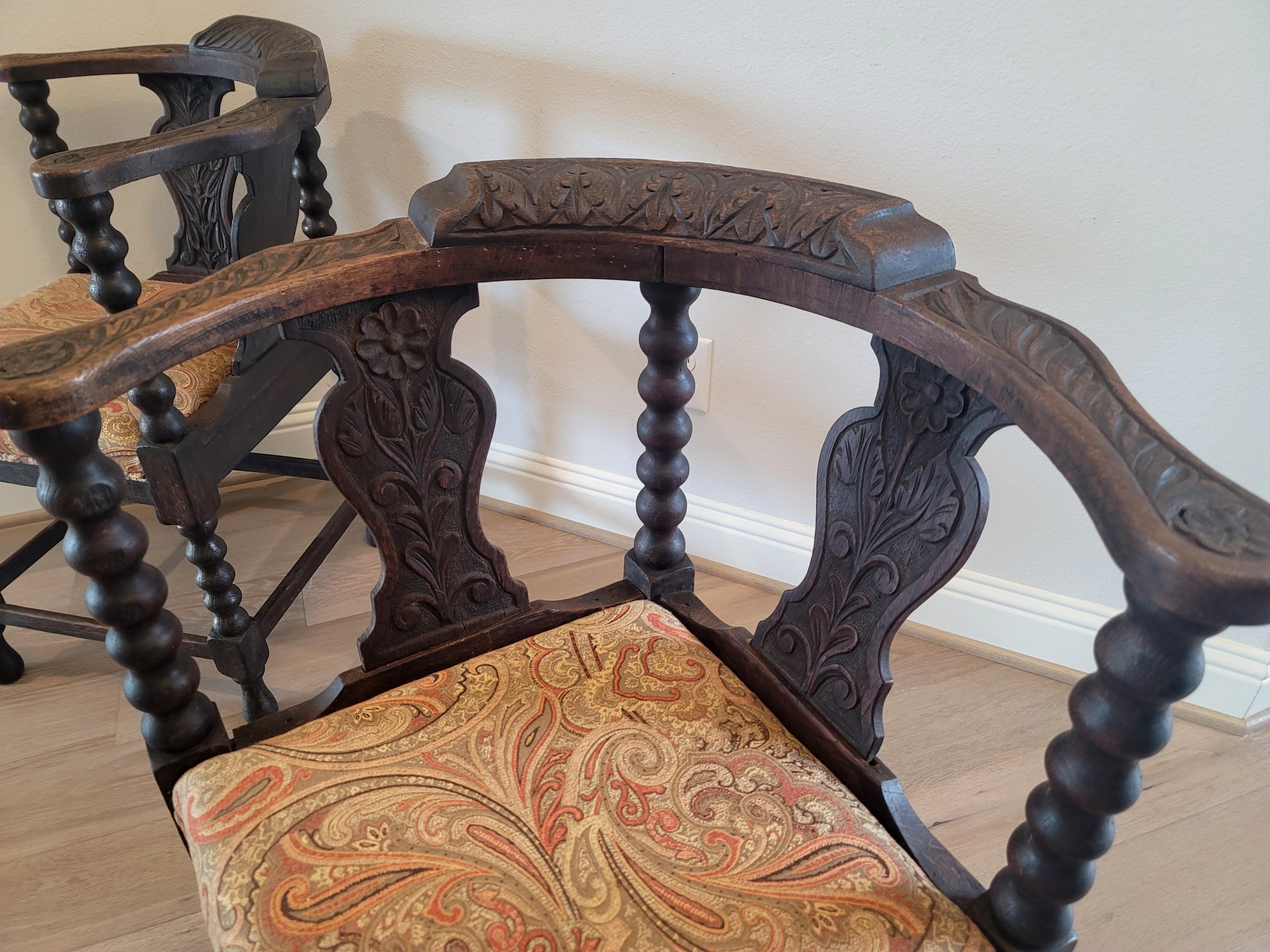 Paire d'anciennes chaises d'angle européennes sculptées en chêne en vente 8