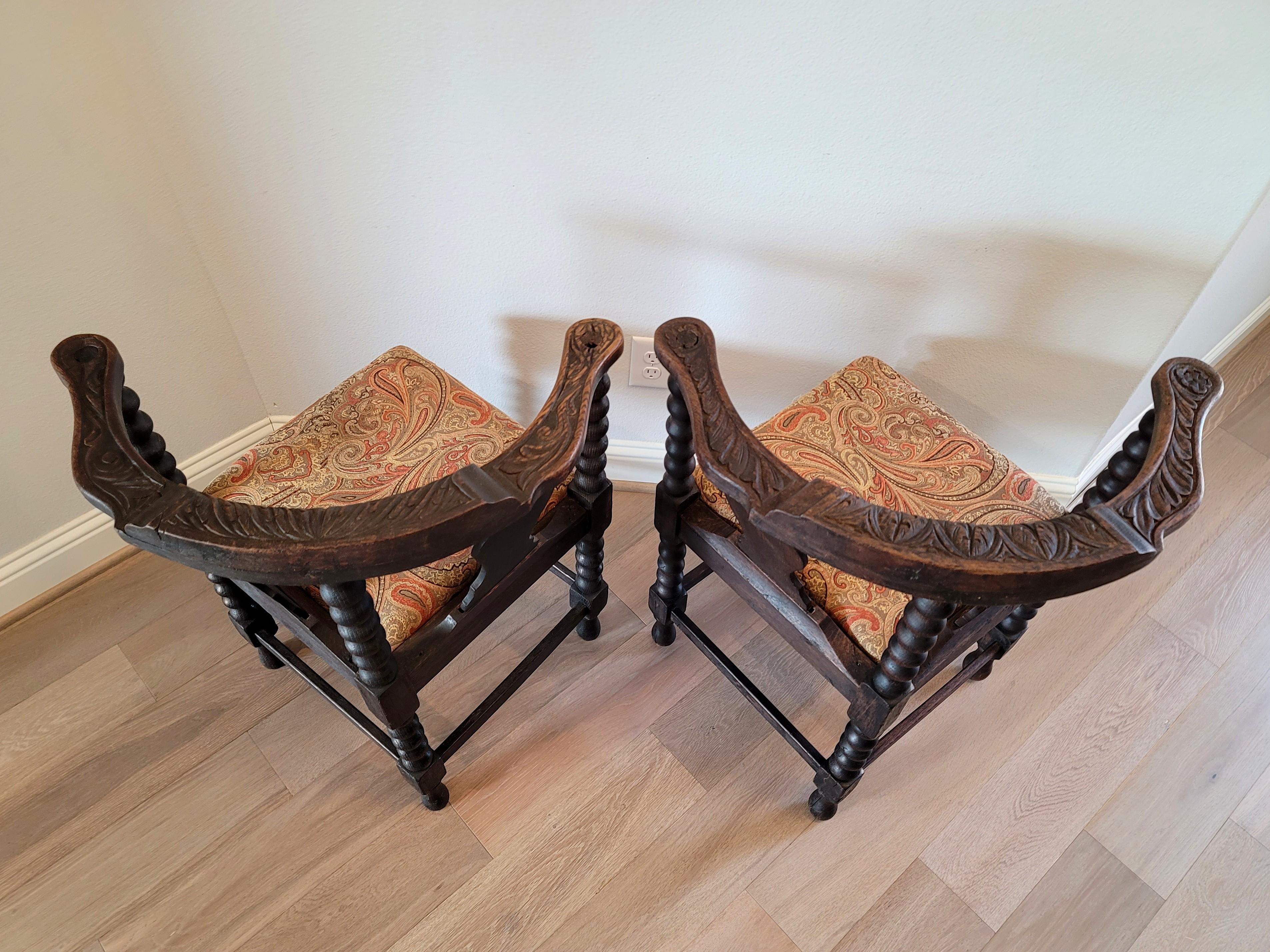 Paire d'anciennes chaises d'angle européennes sculptées en chêne en vente 9