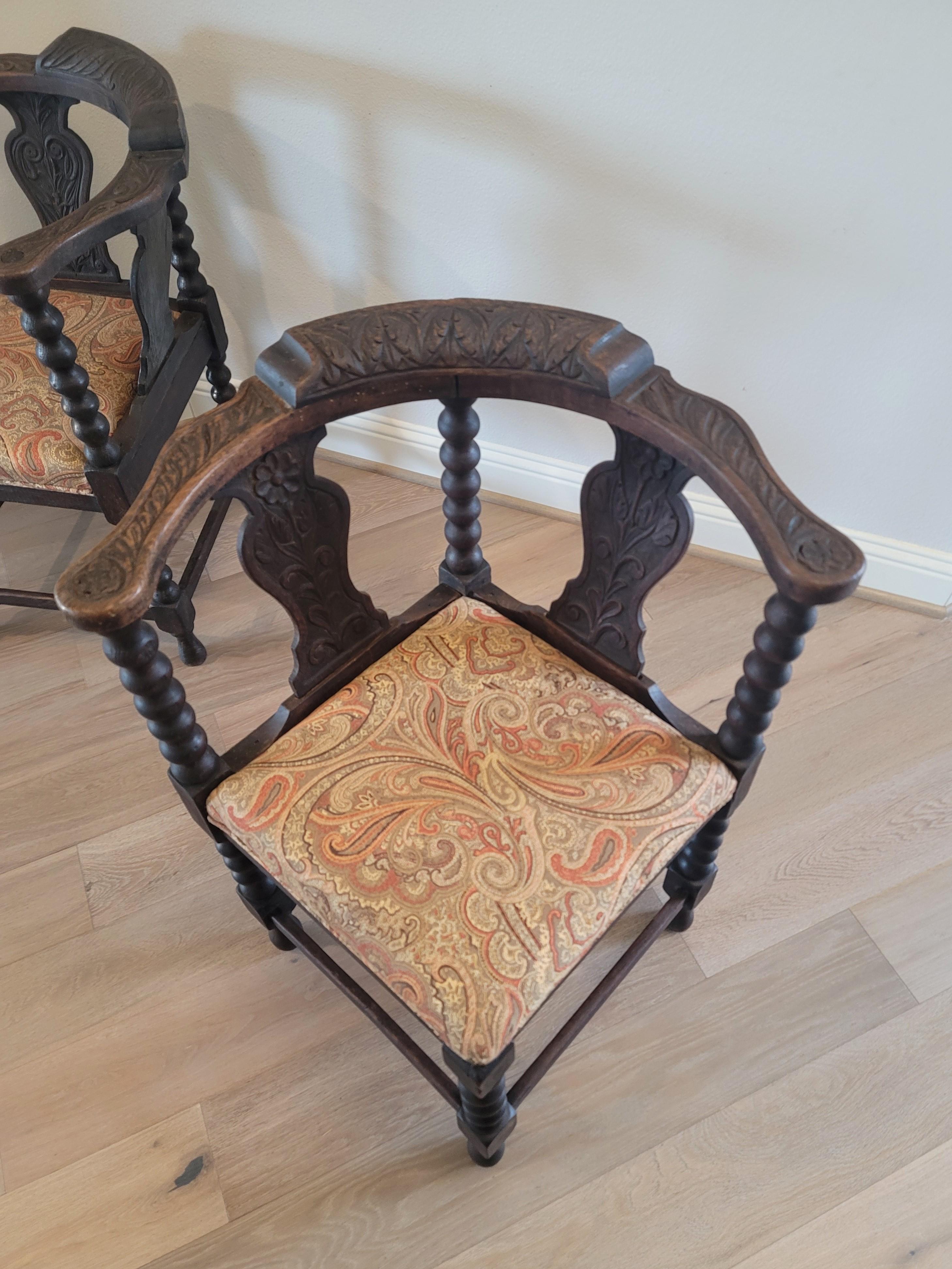 Paire d'anciennes chaises d'angle européennes sculptées en chêne en vente 11