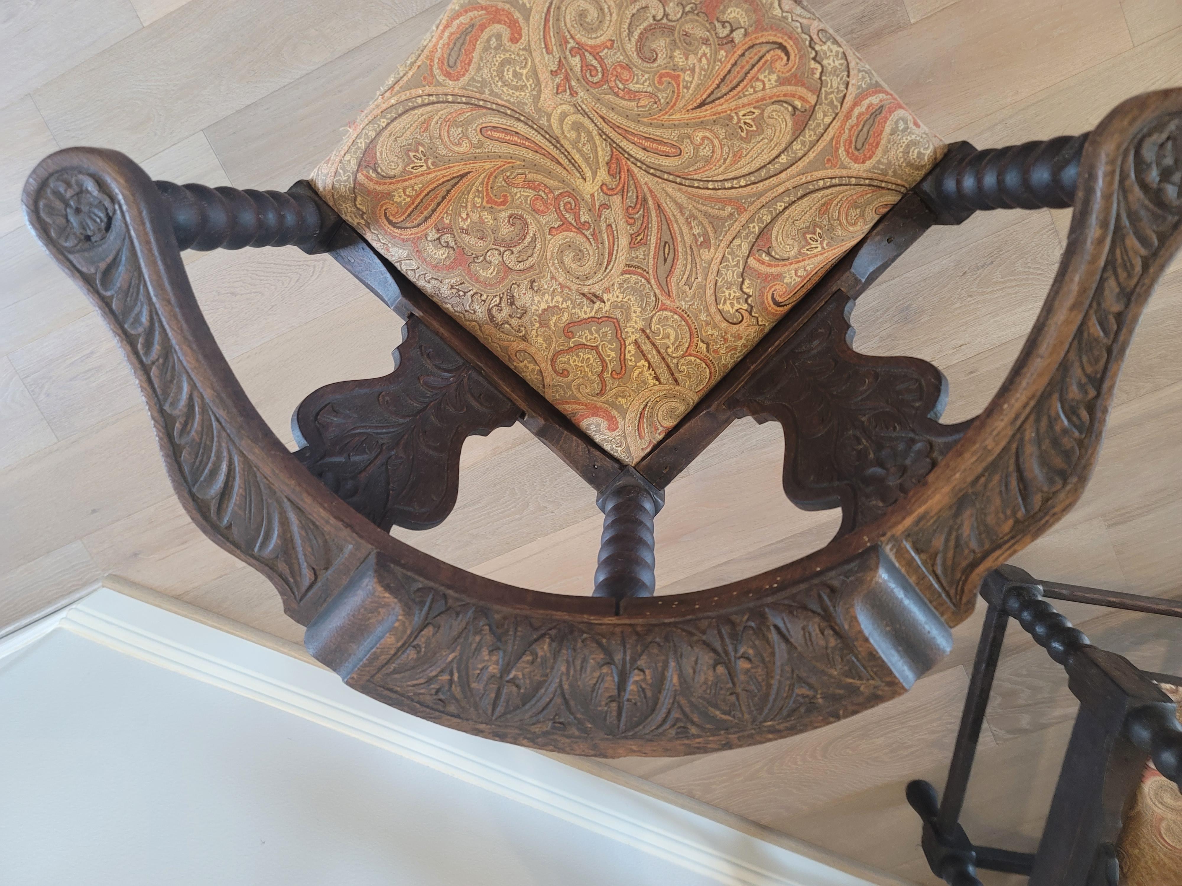 Paire d'anciennes chaises d'angle européennes sculptées en chêne en vente 12
