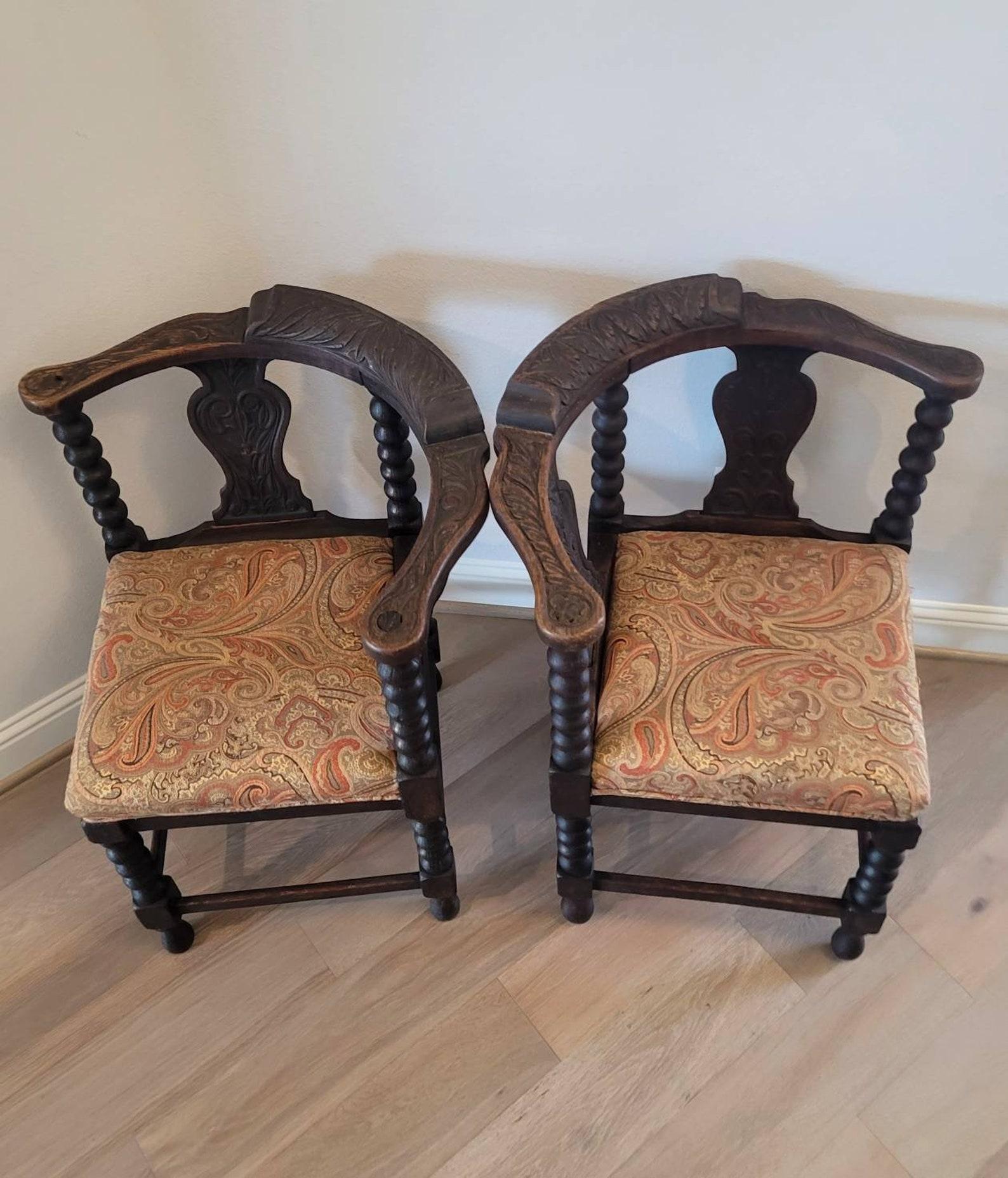 Hand-Carved Pair of Antique European Carved Oak Corner Chairs For Sale