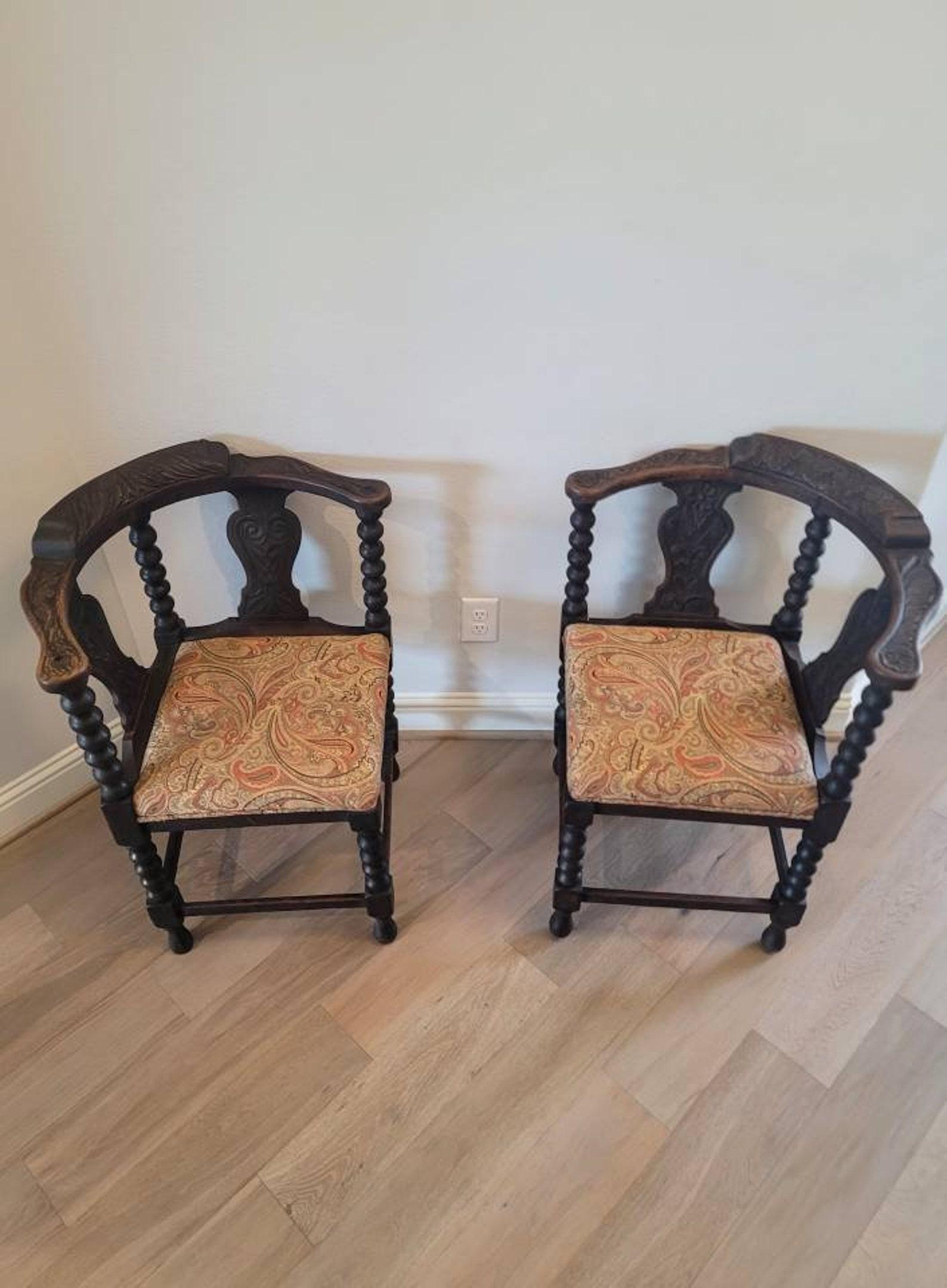 Pair of Antique European Carved Oak Corner Chairs In Good Condition For Sale In Forney, TX
