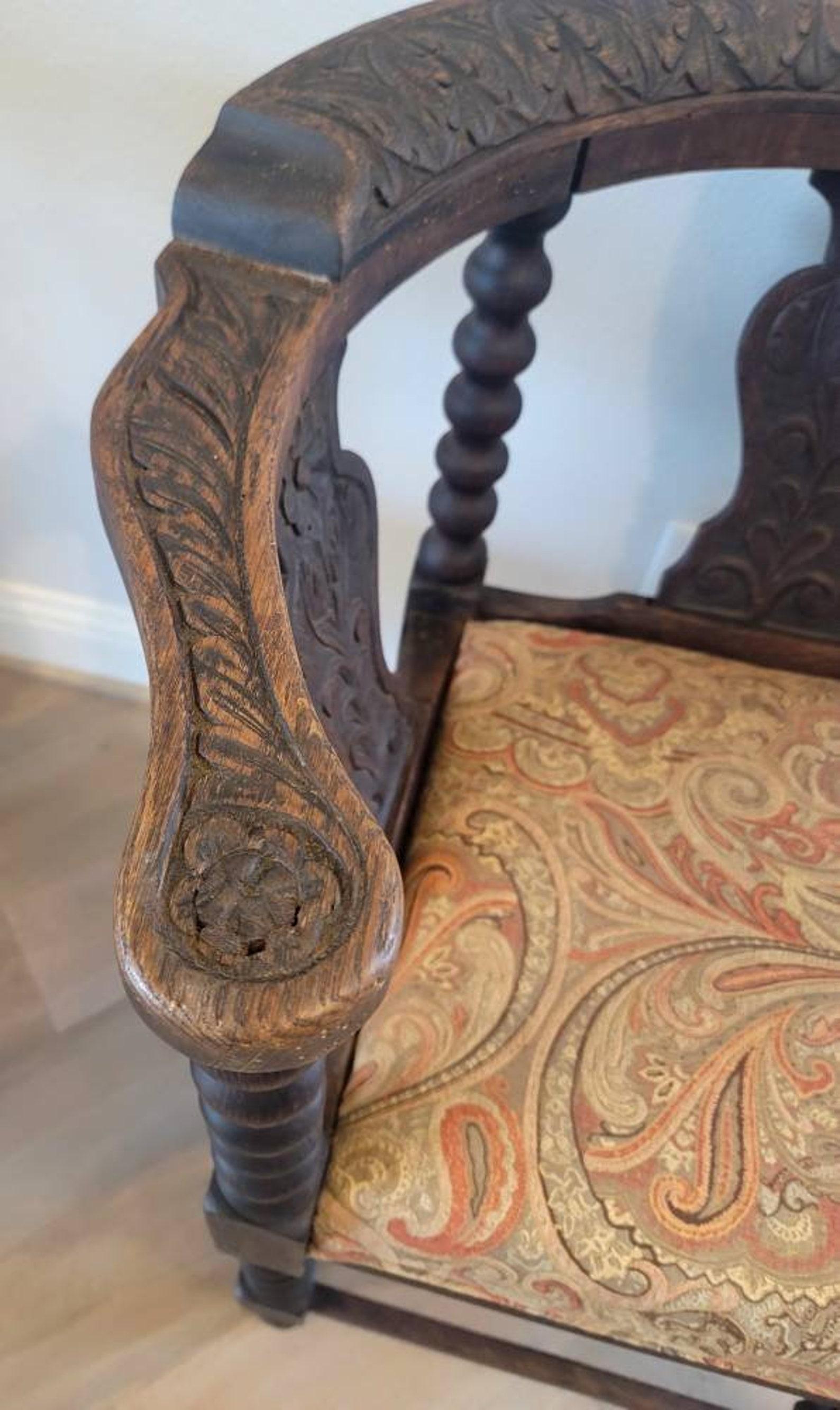 Tissu d'ameublement Paire d'anciennes chaises d'angle européennes sculptées en chêne en vente