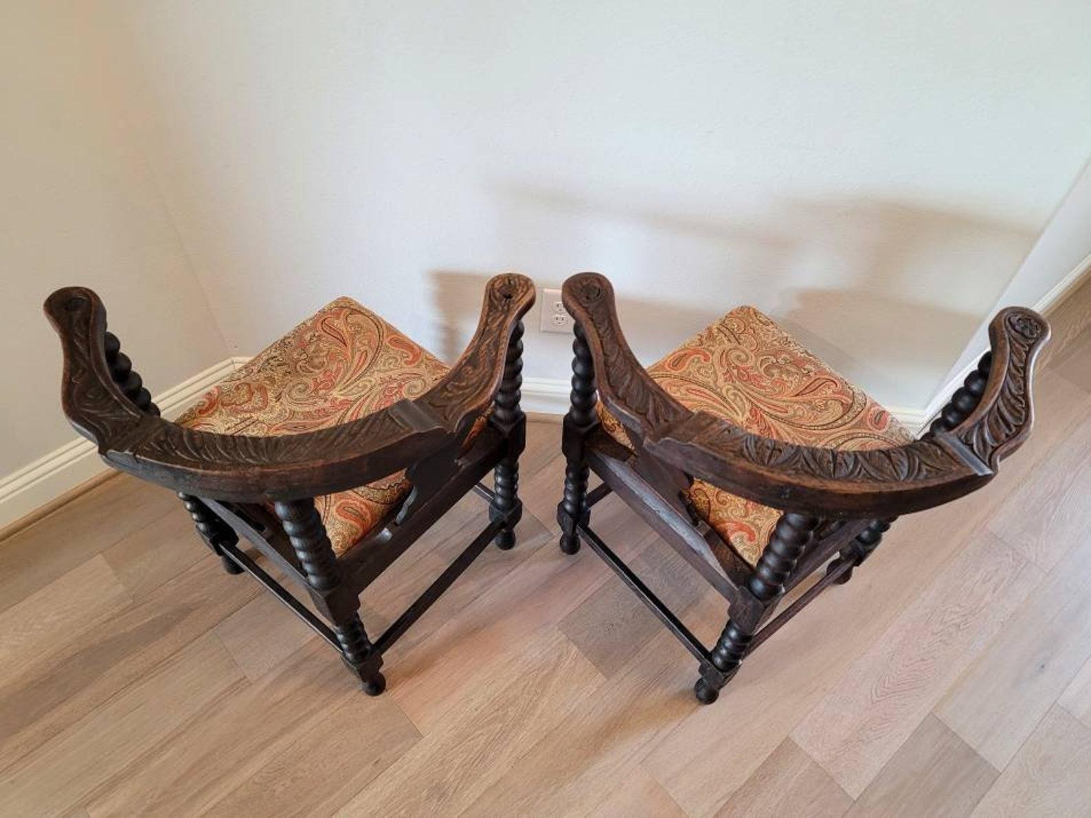 Paire d'anciennes chaises d'angle européennes sculptées en chêne en vente 1