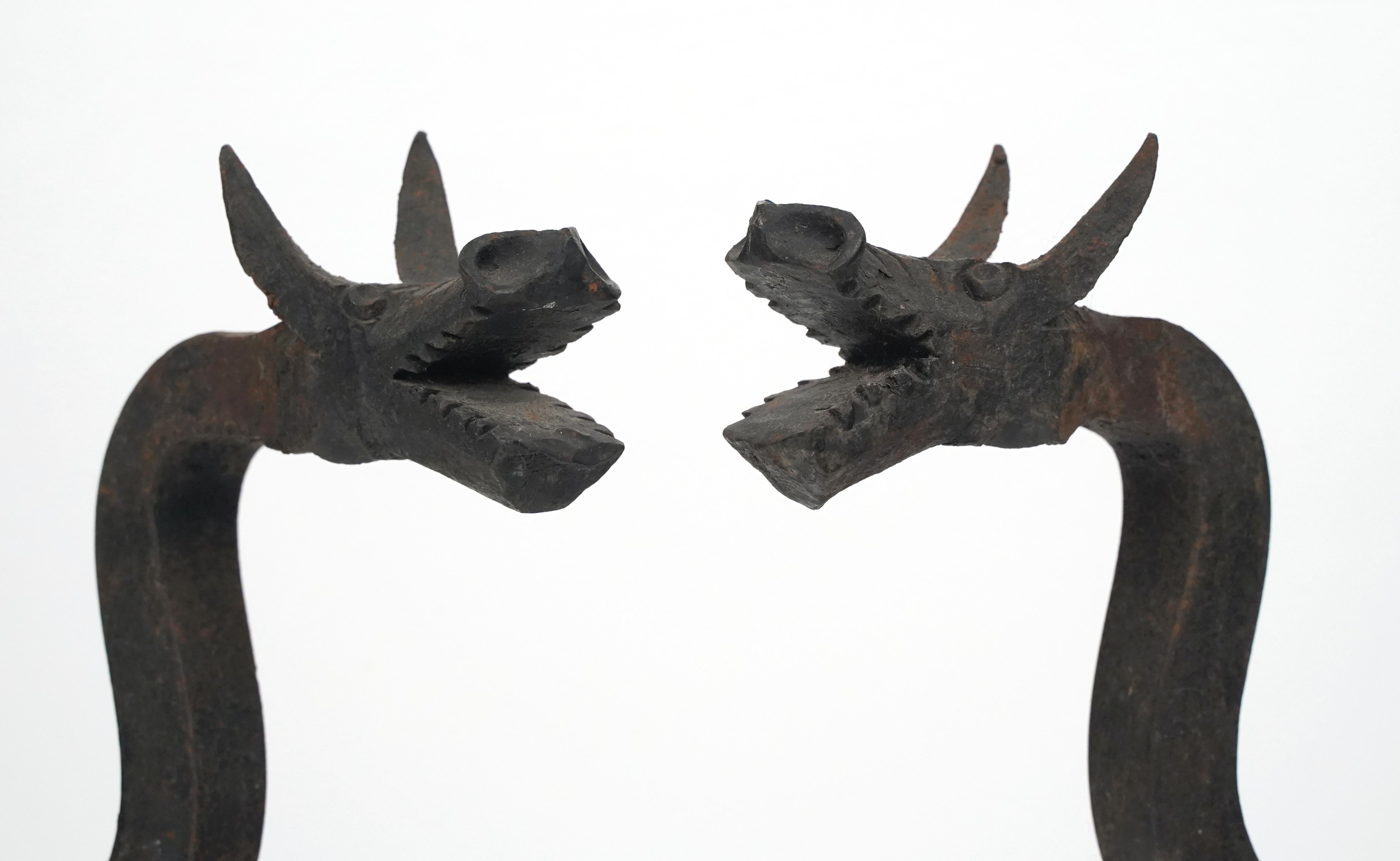 Par de Antiguos Andirones Europeos de Hierro Forjado con Dragón Hierro forjado en venta