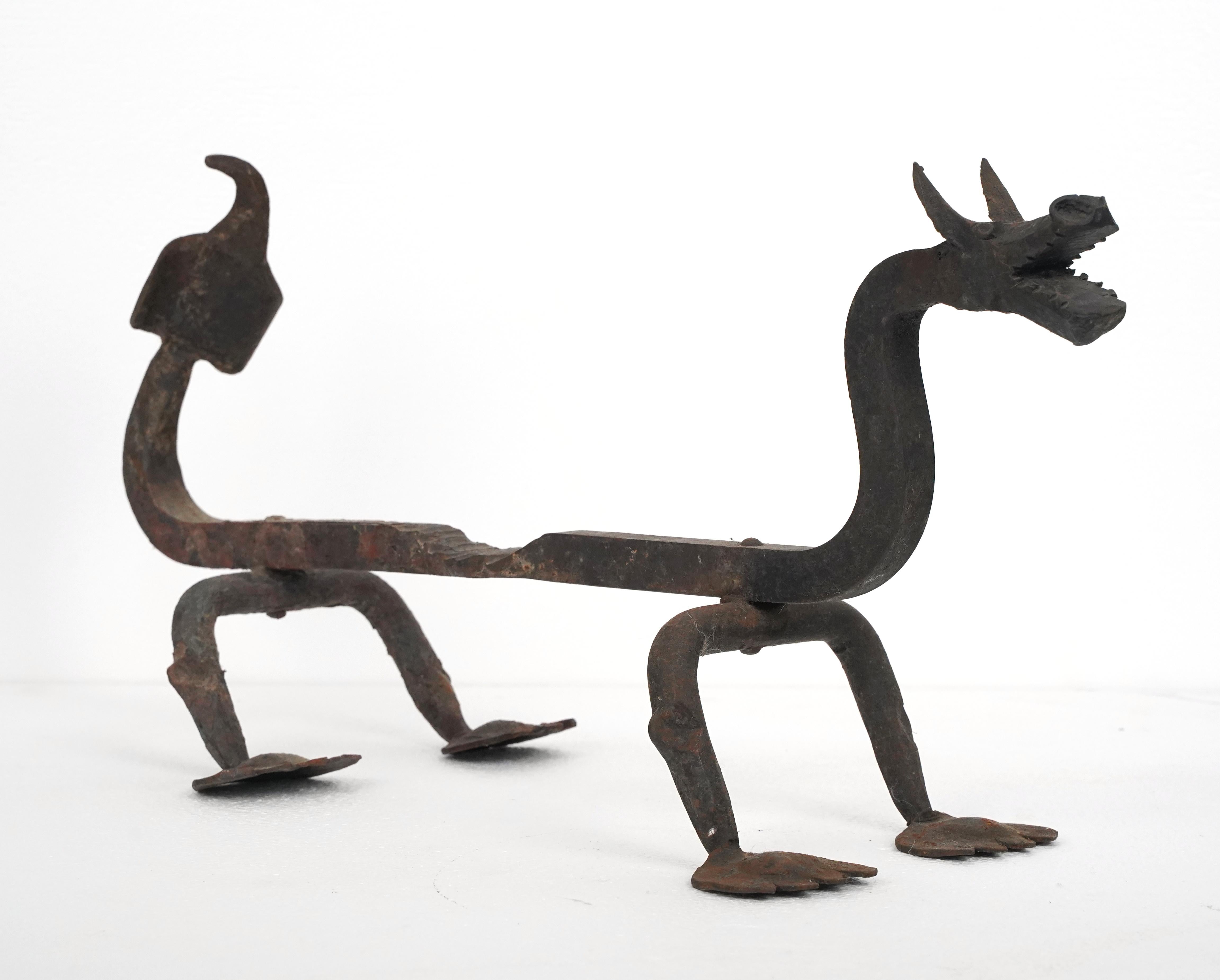 Par de Antiguos Andirones Europeos de Hierro Forjado con Dragón en venta 1