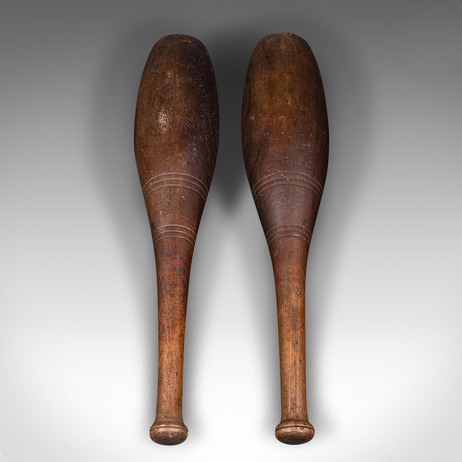 Mid-Century moderno Coppia di clave da ginnastica antiche, inglesi, in faggio appesantito, ausilio per il fitness, Circa 1920 in vendita