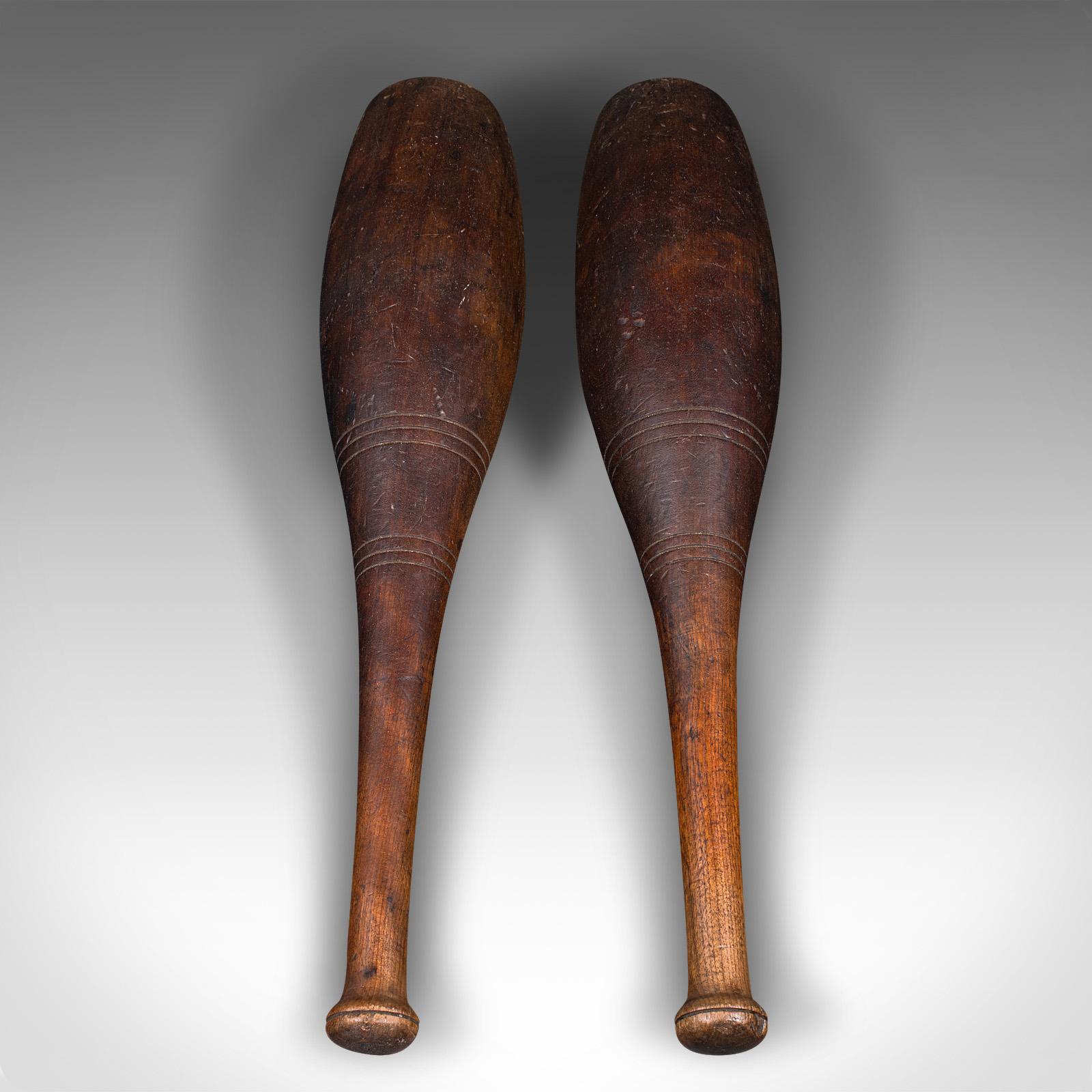 Britannico Coppia di clave da ginnastica antiche, inglesi, in faggio appesantito, ausilio per il fitness, Circa 1920 in vendita