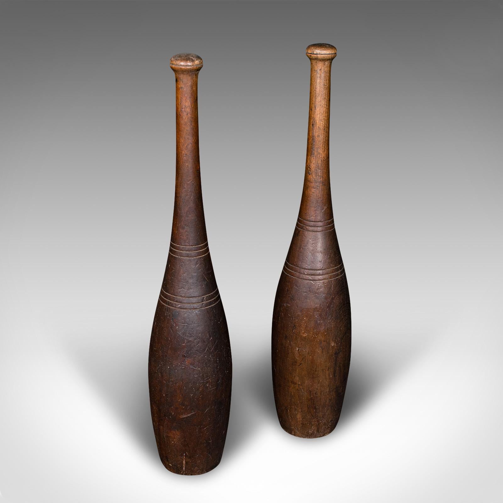 Coppia di clave da ginnastica antiche, inglesi, in faggio appesantito, ausilio per il fitness, Circa 1920 In condizioni buone in vendita a Hele, Devon, GB