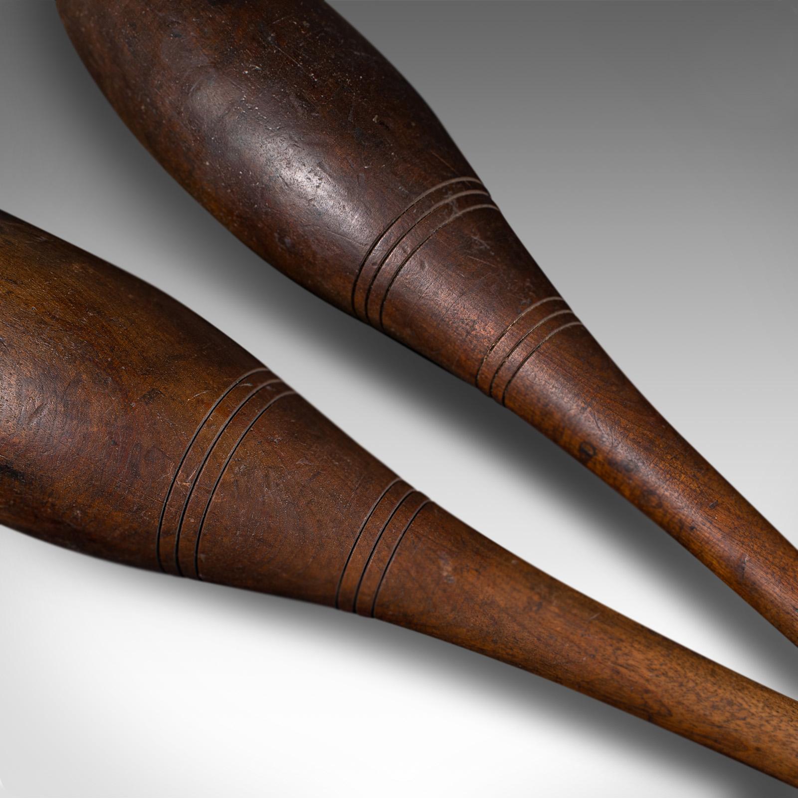XX secolo Coppia di clave da ginnastica antiche, inglesi, in faggio appesantito, ausilio per il fitness, Circa 1920 in vendita