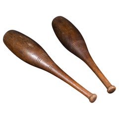 Coppia di clave da ginnastica antiche, inglesi, in faggio appesantito, ausilio per il fitness, Circa 1920