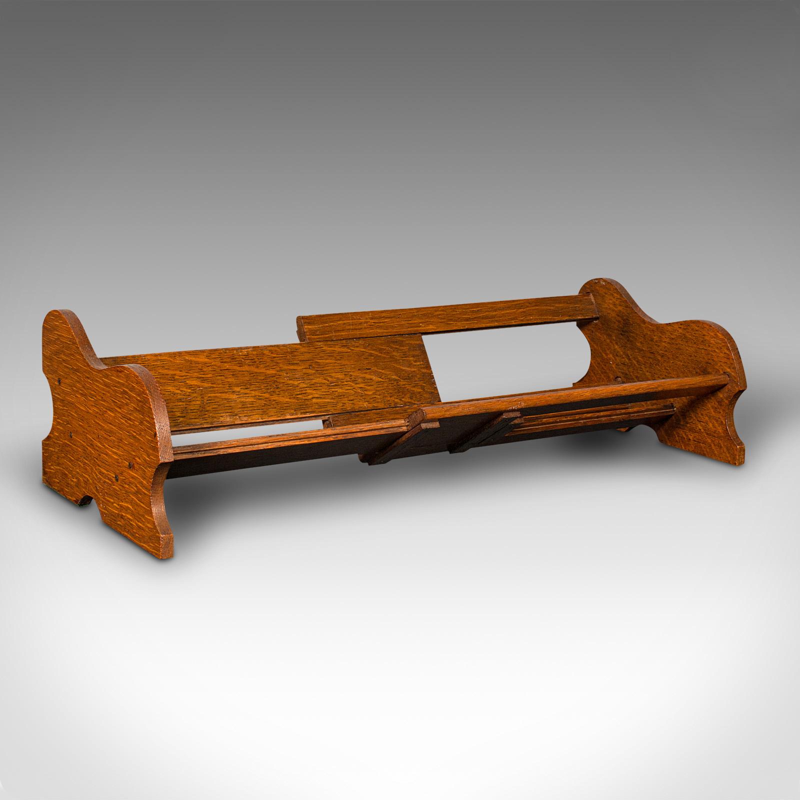 This is a pair of antique extending novel rests. An English, oak book trough, dating to the Edwardian period, circa 1910.

Fascinating as a pair, each extending to accommodate further favourites
Displaying a desirable aged patina and in good