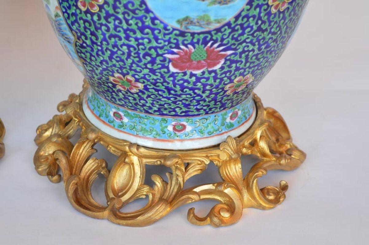 Paire de vases anciens de la famille rose en vente 6