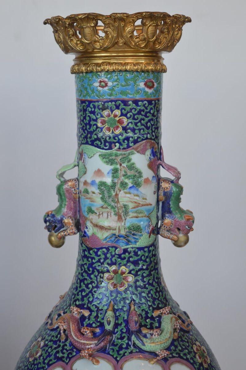 Chinois Paire de vases anciens de la famille rose en vente