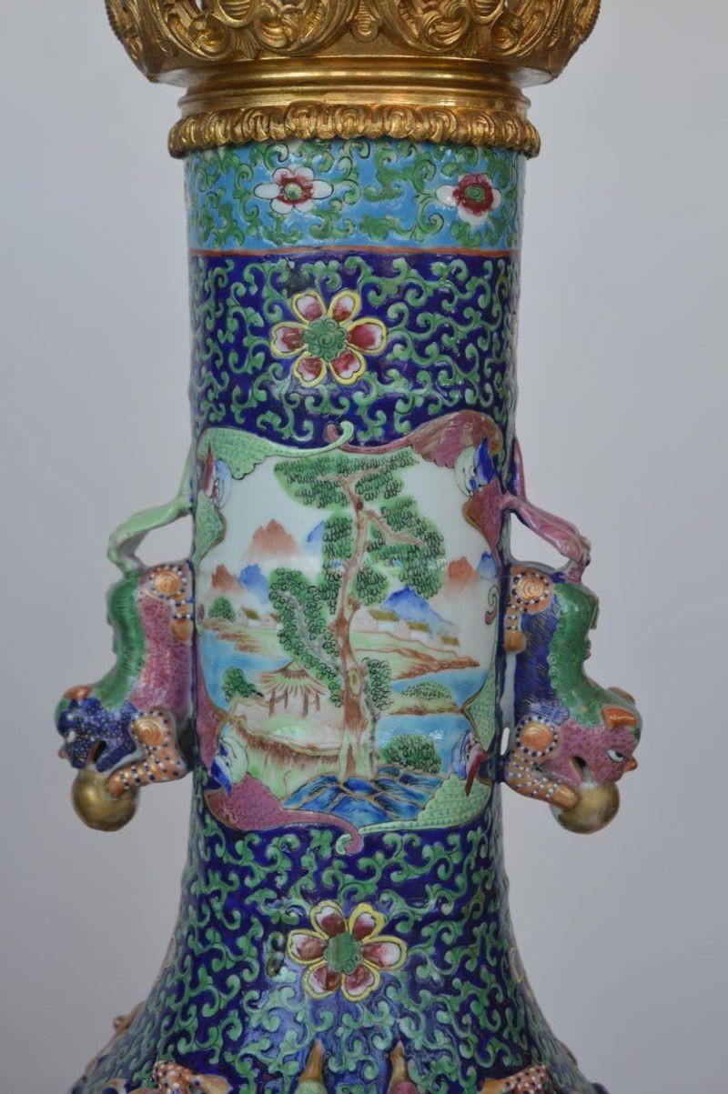 Paire de vases anciens de la famille rose Bon état - En vente à Los Angeles, CA
