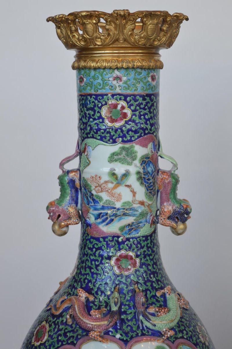 Céramique Paire de vases anciens de la famille rose en vente