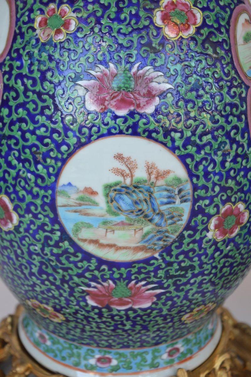 Paire de vases anciens de la famille rose en vente 2