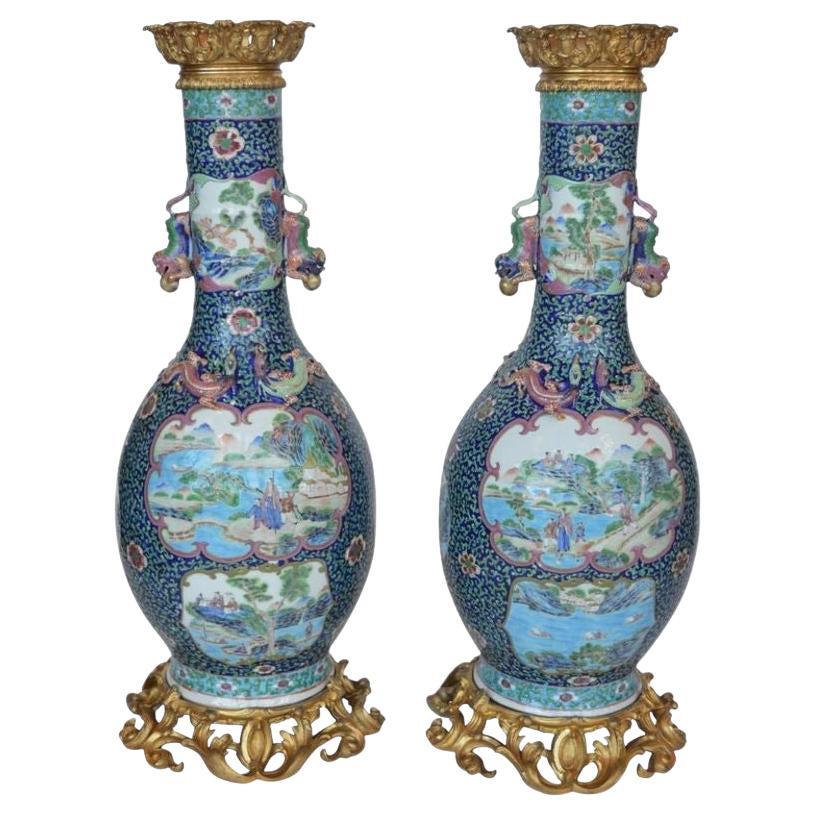 Paire de vases anciens de la famille rose en vente