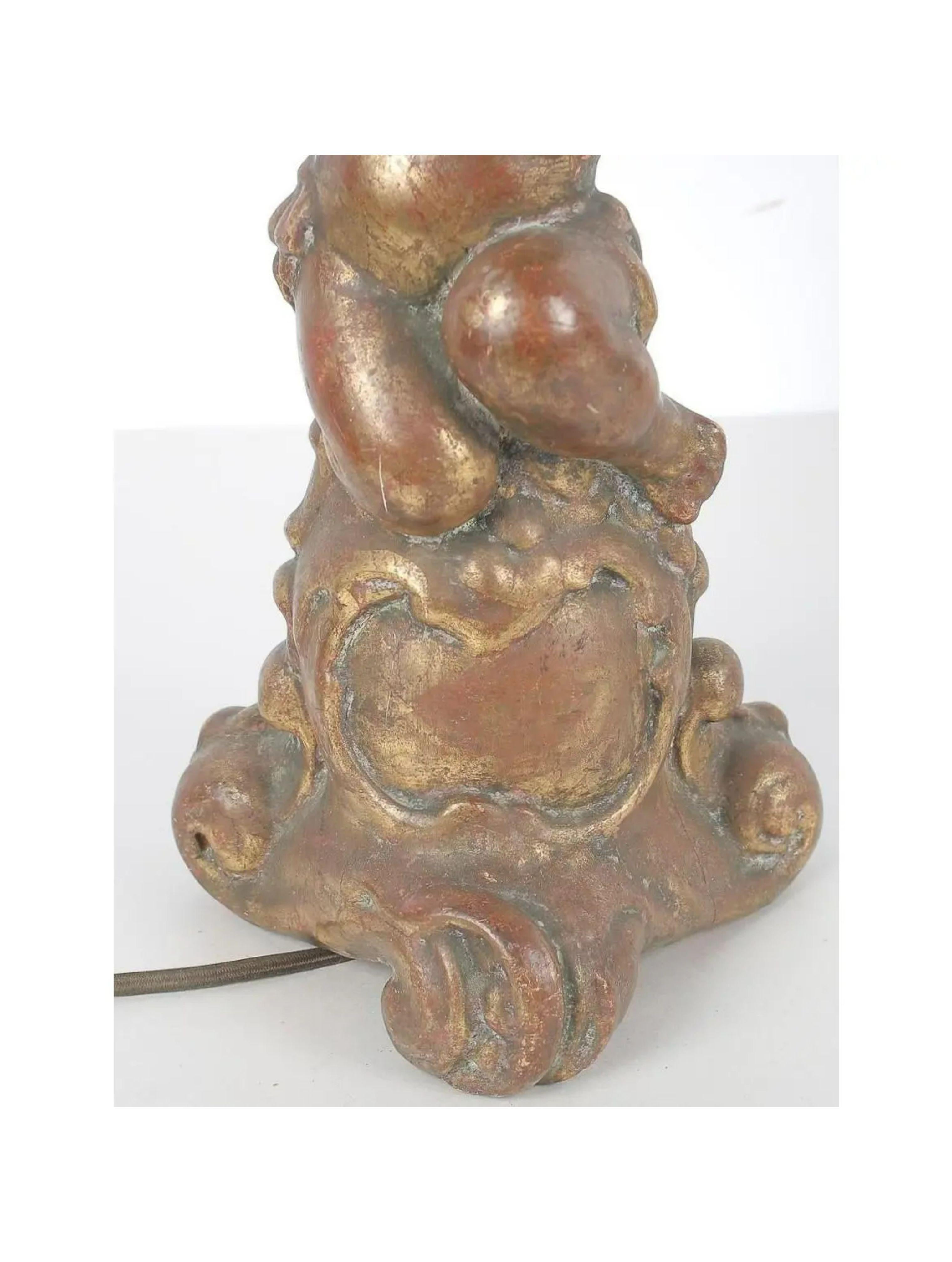 Paar antike figurale Nude Putten-Kandelaber-Tischlampen aus vergoldetem Holz (Italienisch) im Angebot