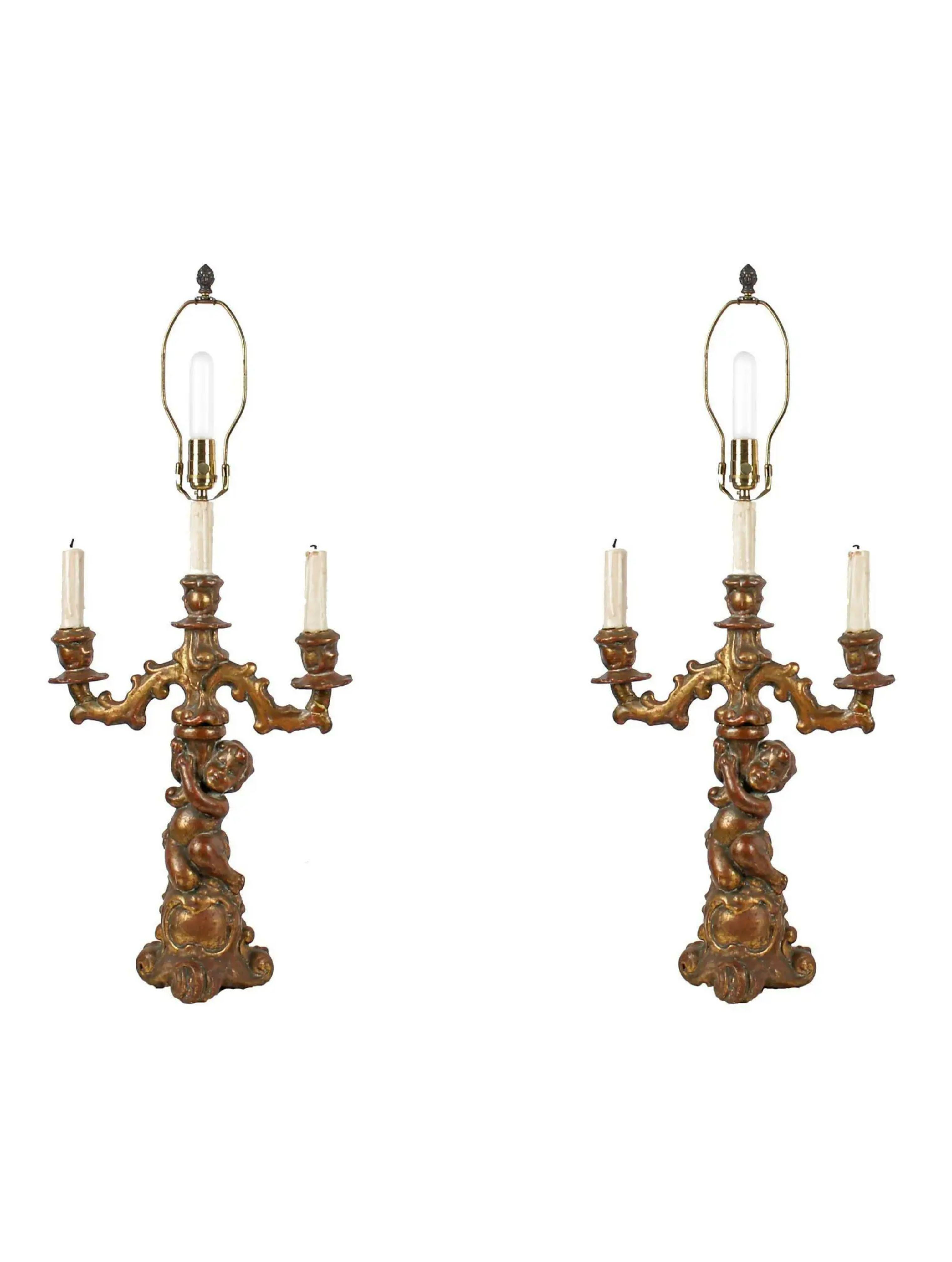 20ième siècle Paire de lampes de bureau anciennes en bois doré Putti nus figuratifs en vente