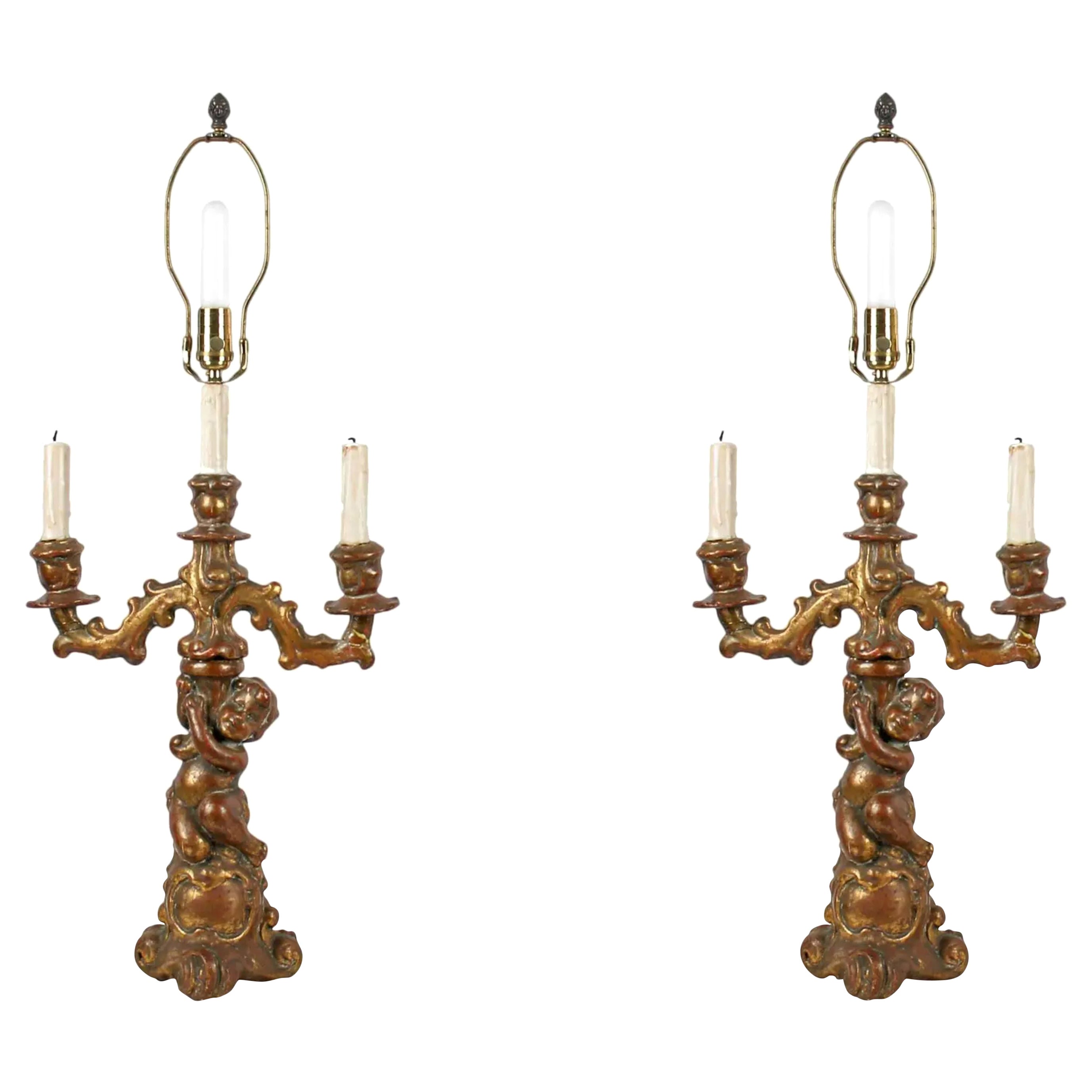 Pareja de Candelabros de Mesa Antiguos Figurales Putti Desnudos de Madera Dorada en venta