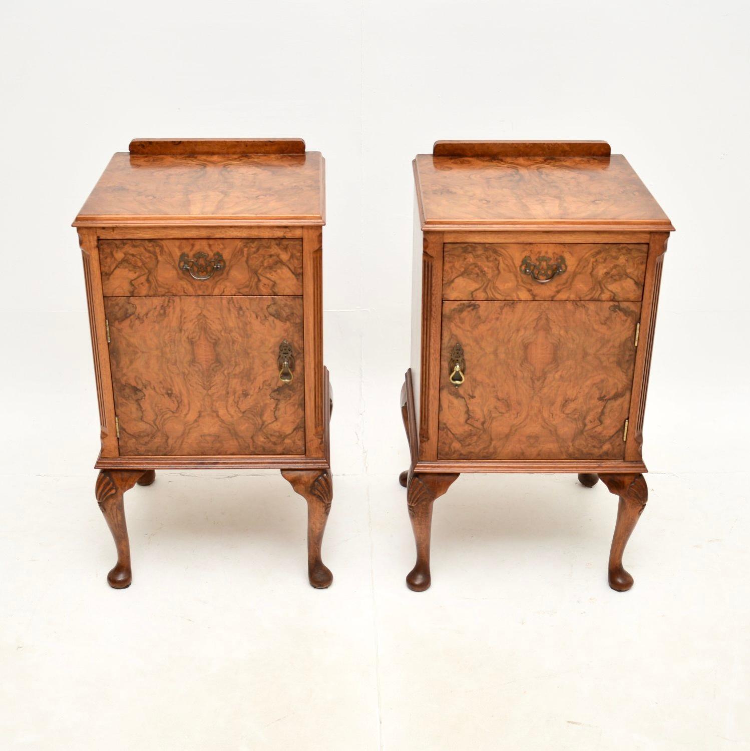 A superb pair of antique figured walnut bedside cabinets. They were made in England, and they date from around the 1920’s.

They are of fine quality and are a very useful size. The walnut is beautifully figured with stunning grain patterns and a