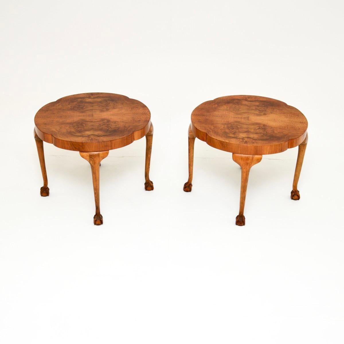 Una splendida coppia di tavolini antichi in noce figurato, realizzati in Inghilterra e risalenti agli anni Venti.

Sono di qualità eccellente e hanno un bellissimo design. I piani hanno deliziosi bordi sagomati e poggiano su gambe cabriole che