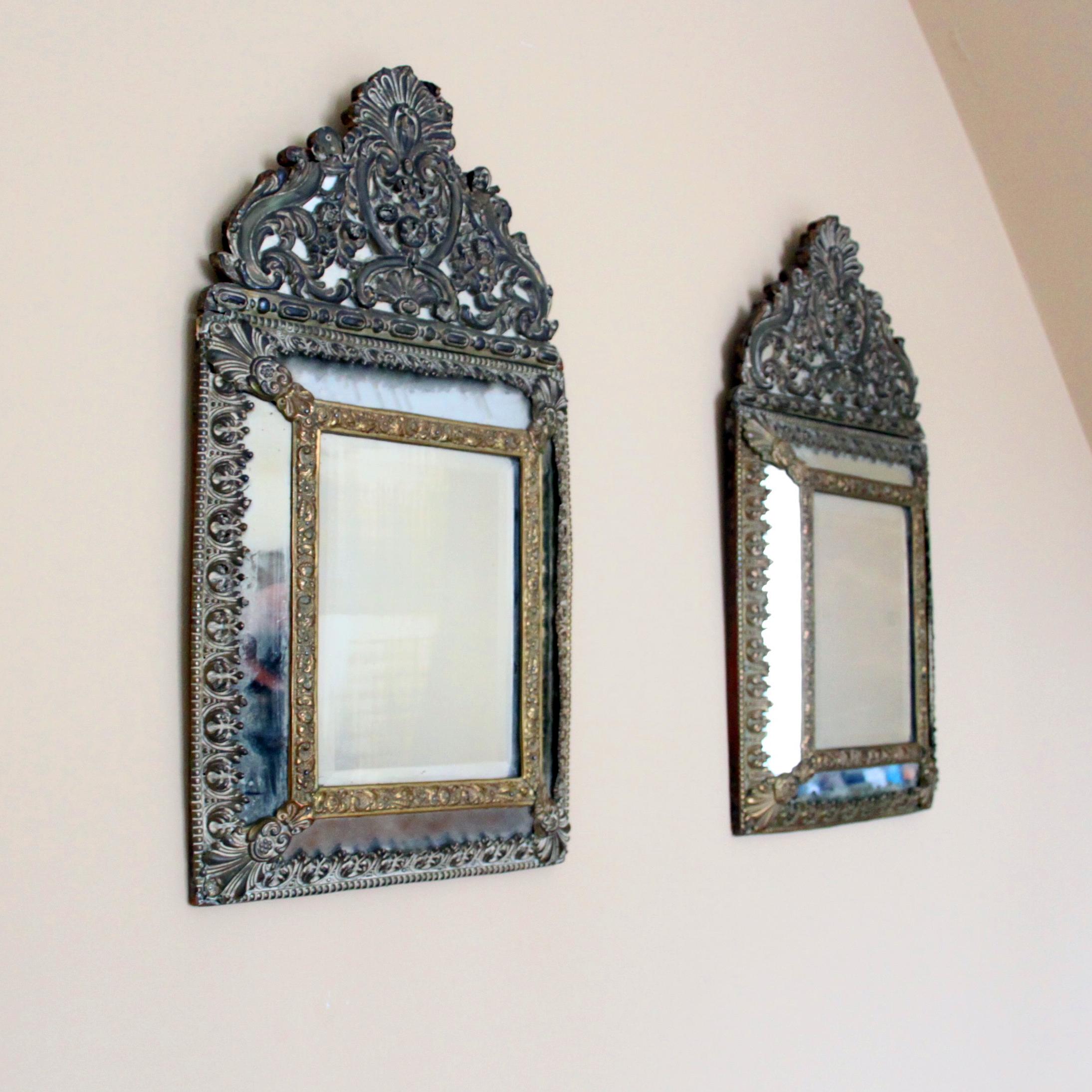 Ein schönes Paar vergoldeter antiker Spiegel mit altem, facettiertem Glas. 

Die Spiegel stammen aus Holland, 19. Jahrhundert, und sind in ornamentierter, barocker Schnittform. 

Sie sind aus vermessingtem Blech und Holz gefertigt. 

Eine