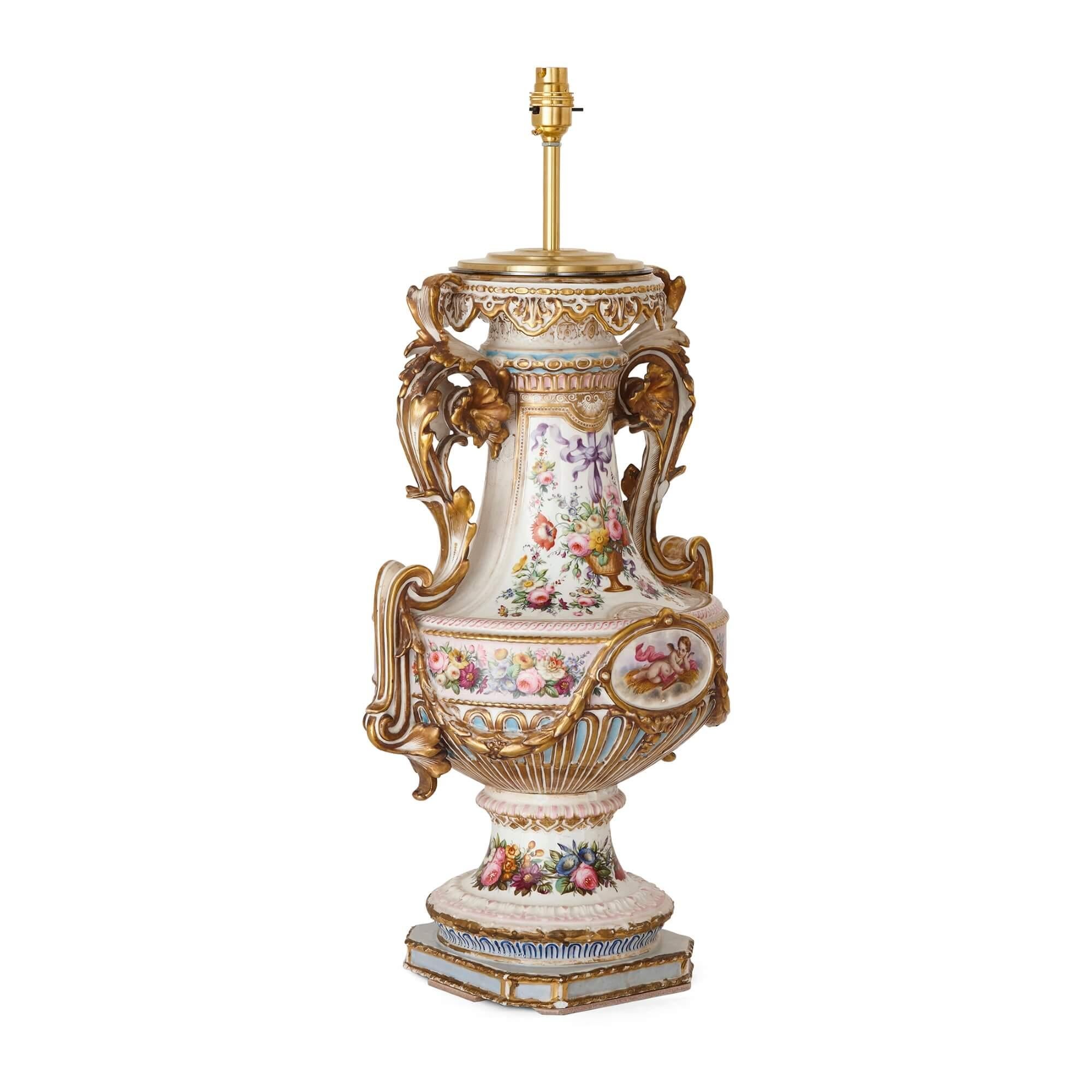 Français Paire de lampes anciennes en porcelaine à décor floral en vente