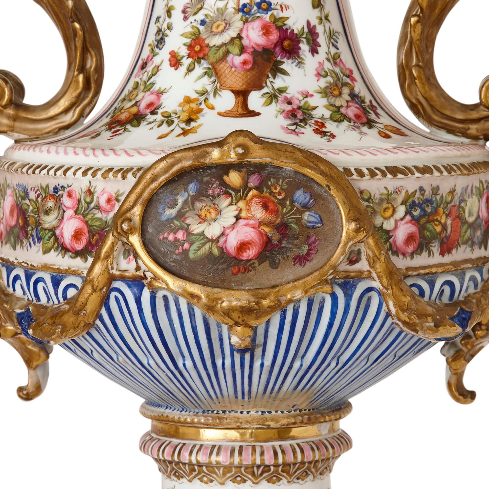 XIXe siècle Paire de lampes anciennes en porcelaine à décor floral en vente