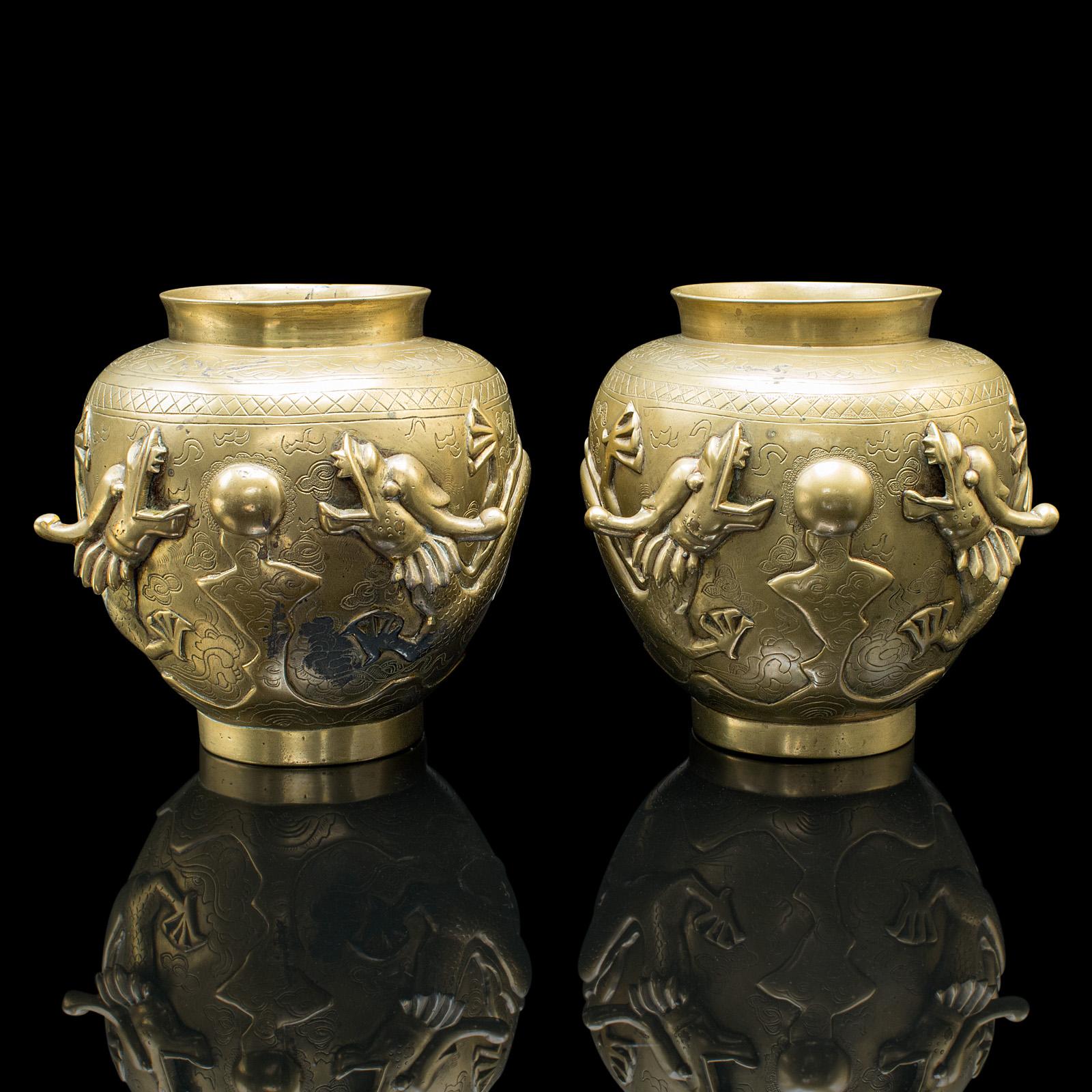 
Il s'agit d'une paire d'urnes à fleurs anciennes. Vase décoratif chinois en bronze, datant de la période victorienne, vers 1880.

Cette paire d'urnes est ornée d'un impressionnant motif de dragon.
Présentant une patine d'ancienneté souhaitable et