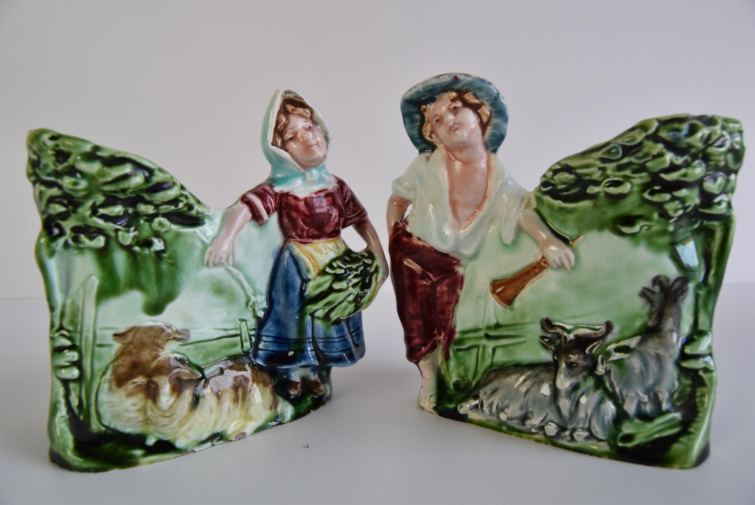 Paire de vases à fleurs anciens, majolique signée HK, berger et bergère en vente 6