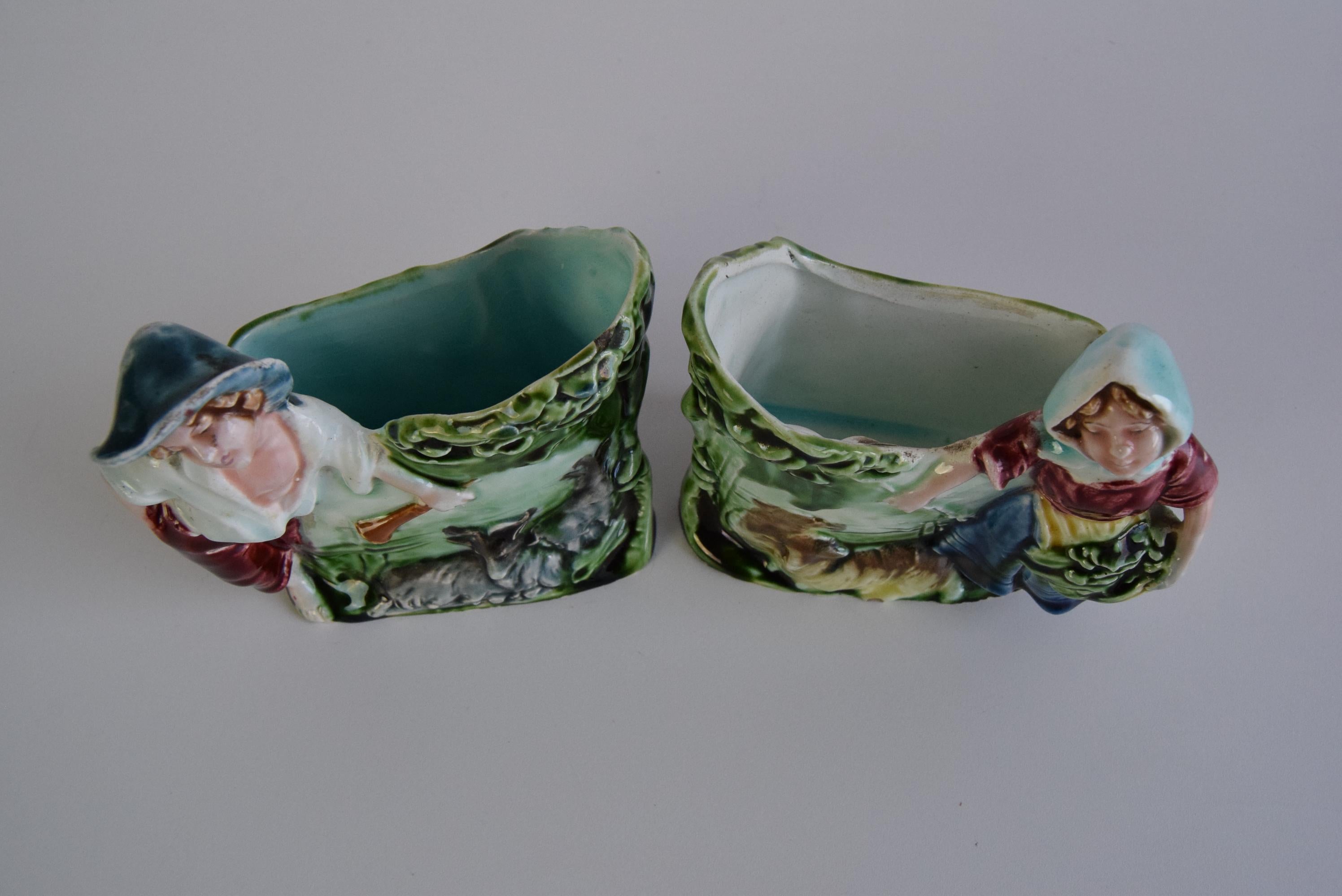 Romantique Paire de vases à fleurs anciens, majolique signée HK, berger et bergère en vente