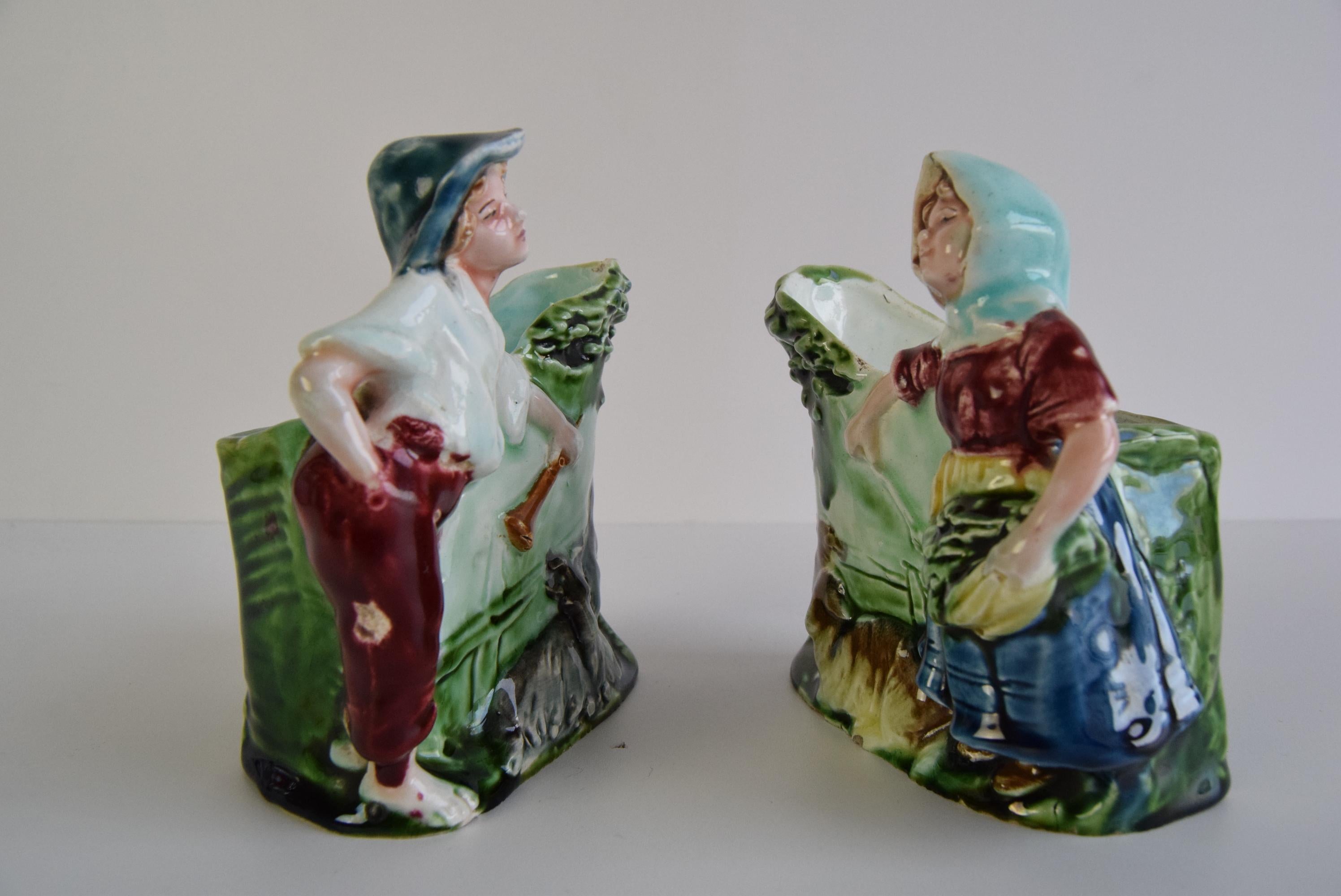 Paire de vases à fleurs anciens, majolique signée HK, berger et bergère État moyen - En vente à Praha, CZ