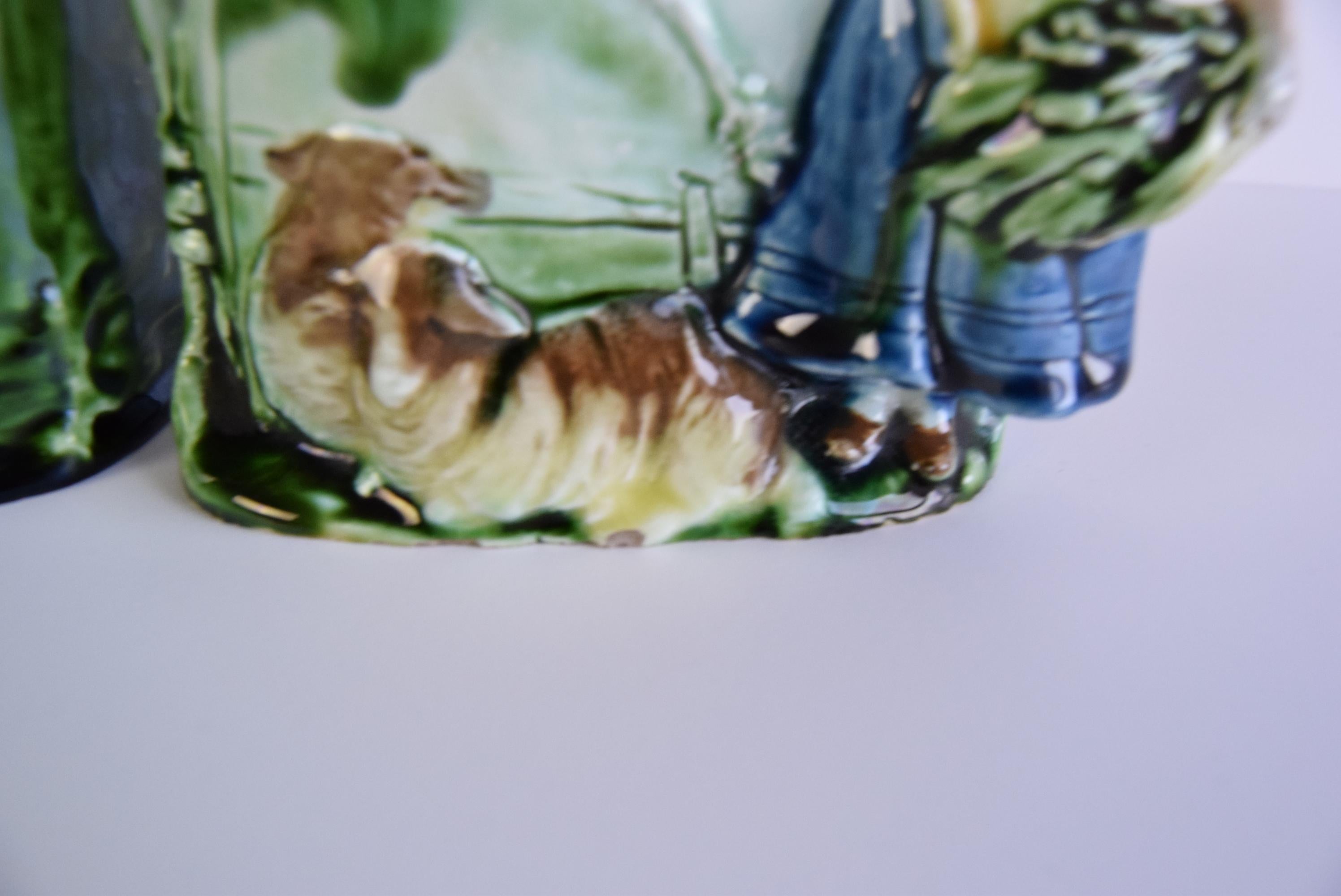 Paire de vases à fleurs anciens, majolique signée HK, berger et bergère en vente 1