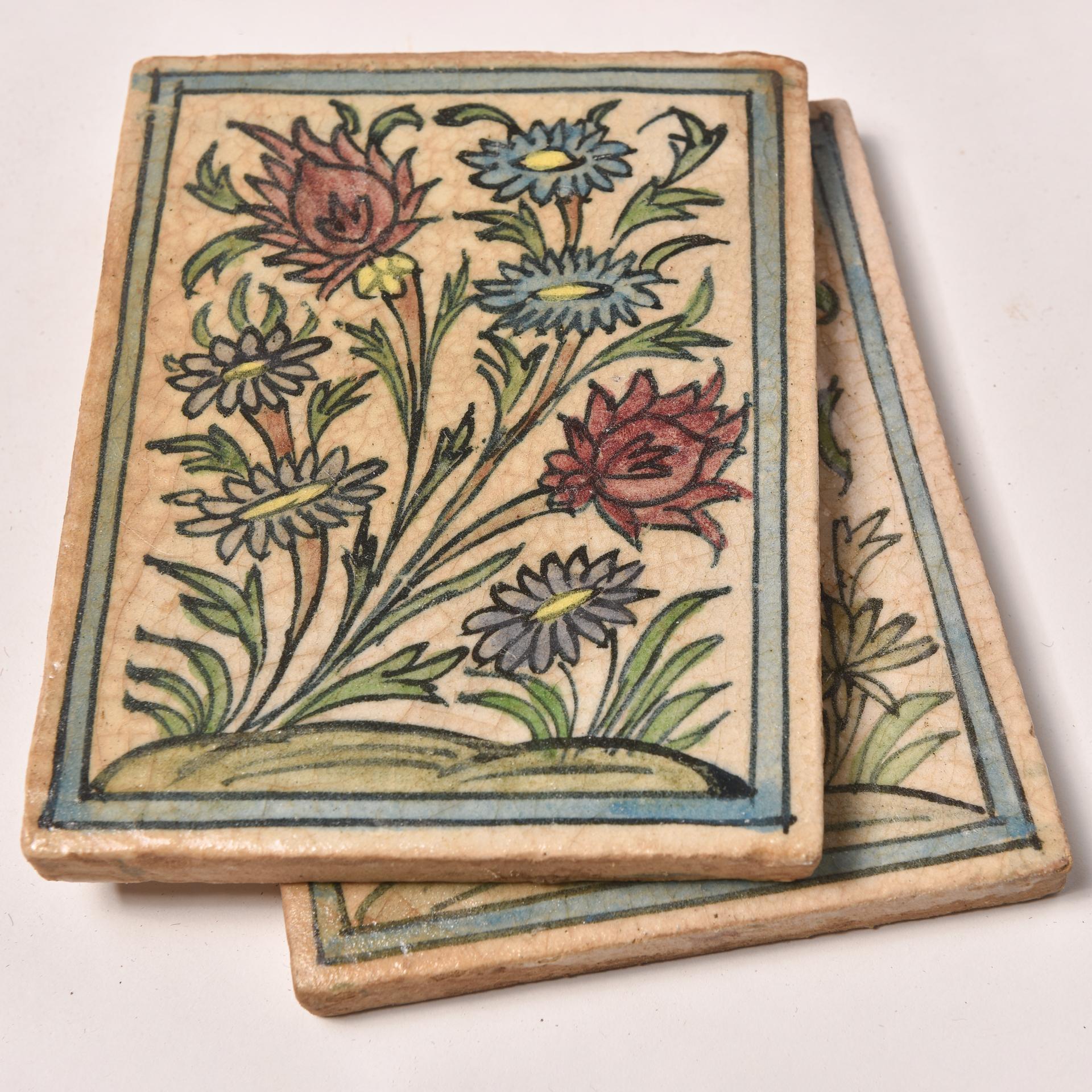 Paar antike „Flowers“-Kacheln (Handbemalt) im Angebot