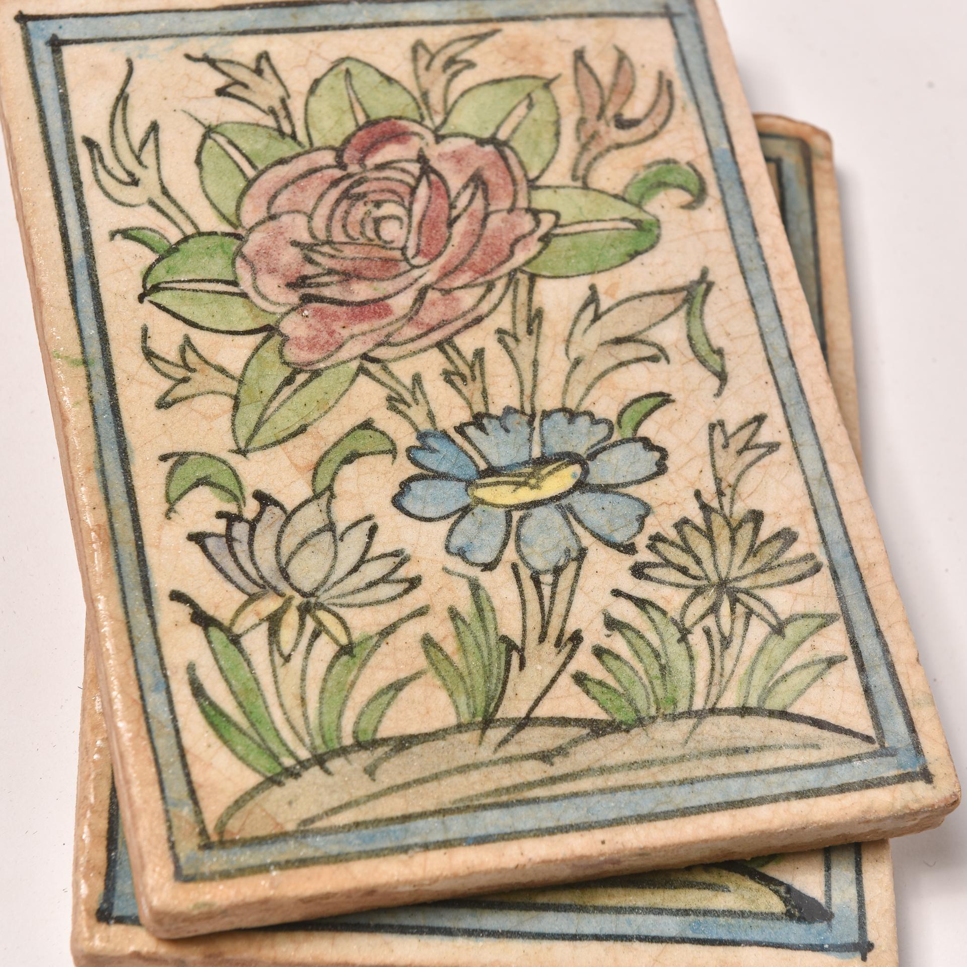 Paar antike „Flowers“-Kacheln (20. Jahrhundert) im Angebot