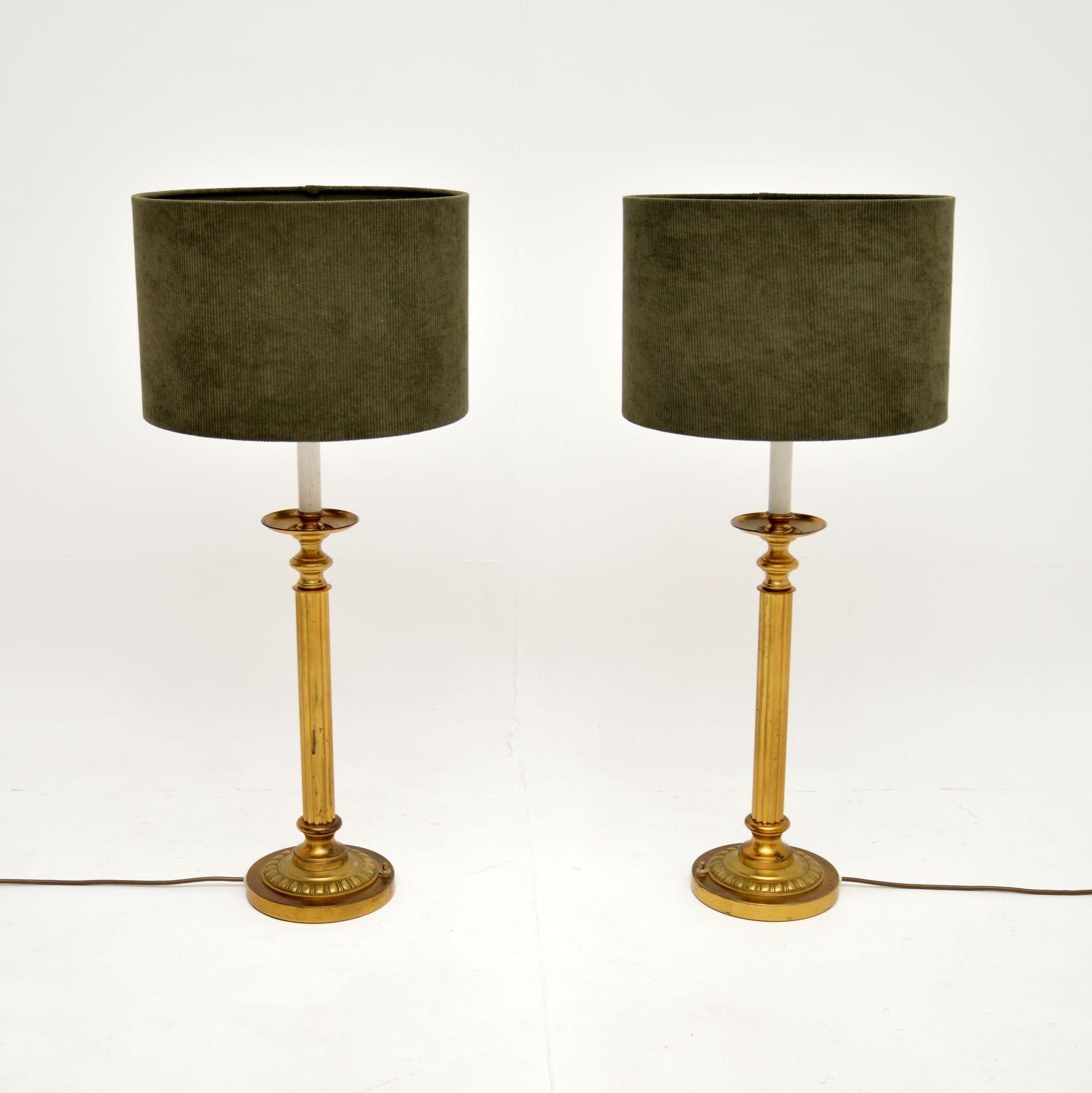 Une belle et impressionnante paire de lampes de table anciennes en laiton cannelé. Ils ont été fabriqués en Angleterre et nous les daterions des années 1920-30.

Ils sont d'une grande taille, hauts et frappants, et la qualité est étonnante. Ils sont
